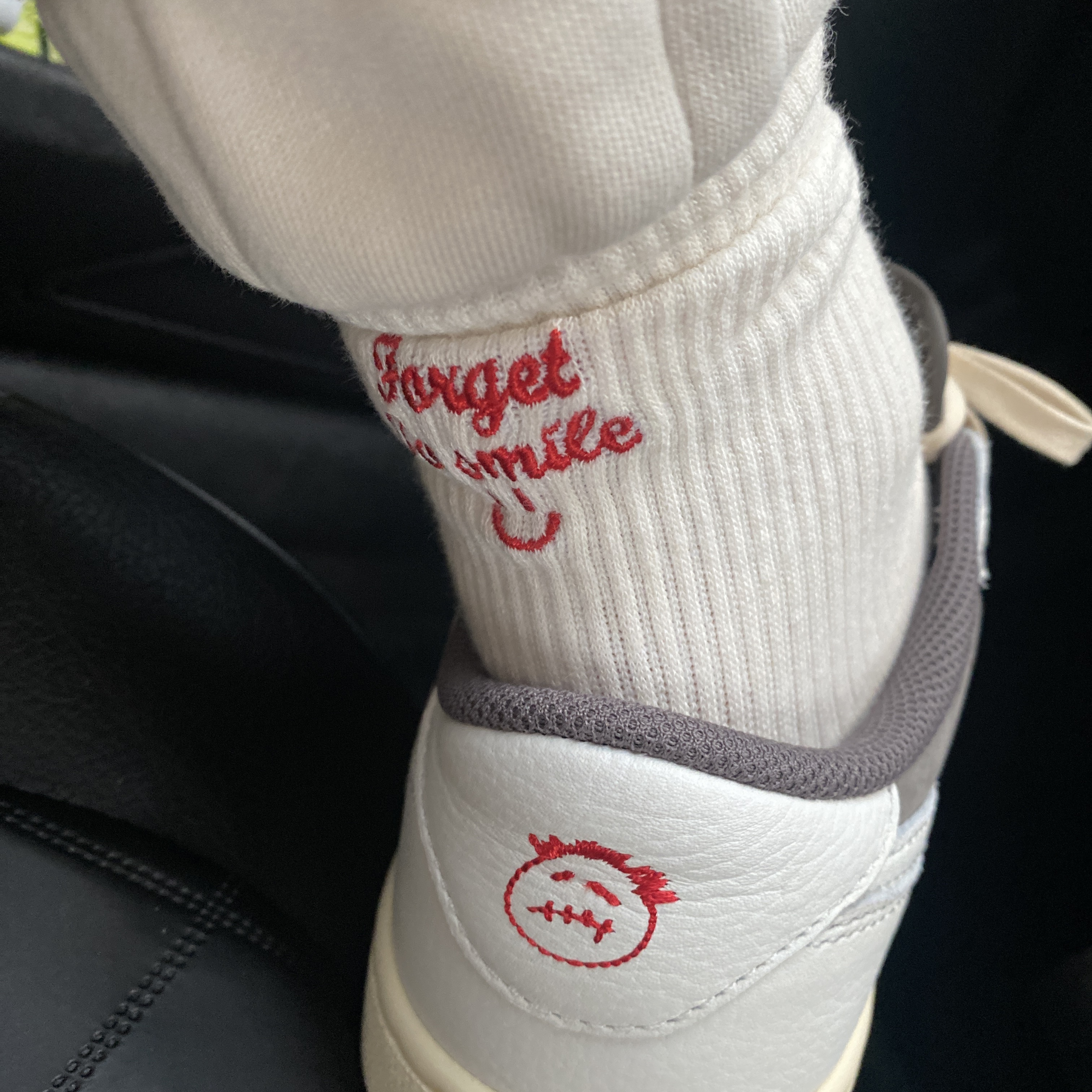 Jordan 1 x Travis Scott Retro Low OG SP Sail and Ridgerock 착용 스타일 - 1