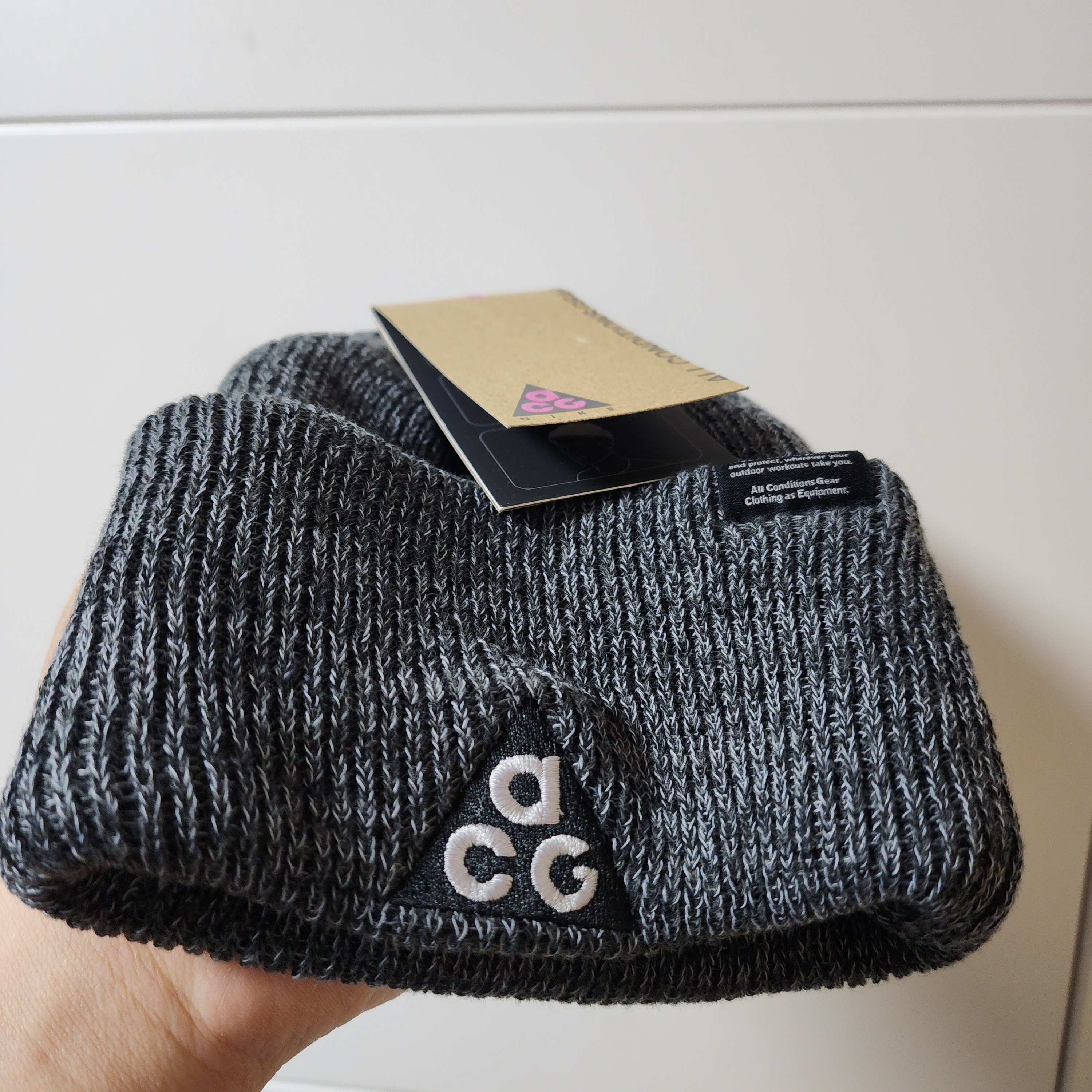 Nike ACG Beanie 3In1 Heather Black Anthracite, Nike ACG Beanie 3In1 Heather Clay Grey 착용 스타일 - 1