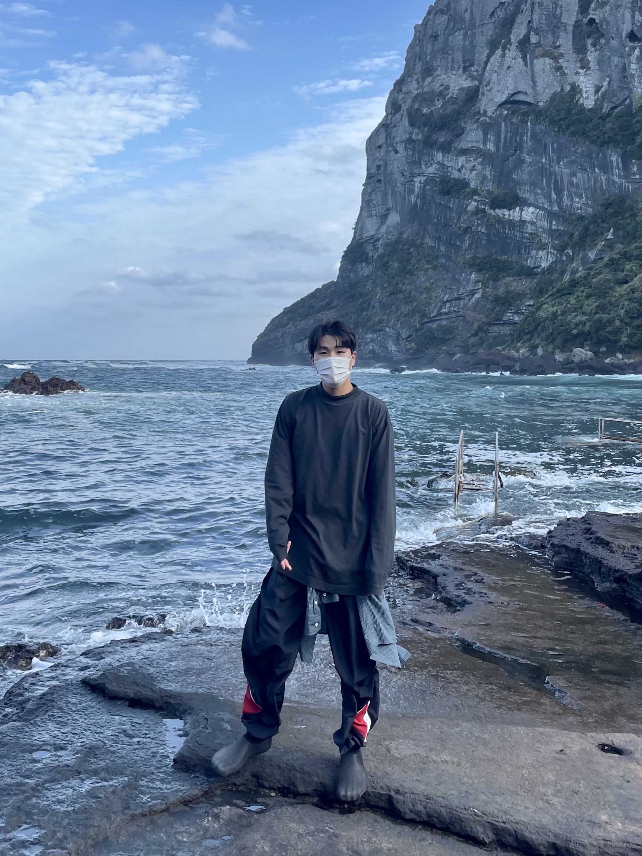 Yeezy Gap Engineered By Balenciaga Dove Long Sleeve T-Shirt Black, Balenciaga Ultra Flat Black 착용 스타일 - 1