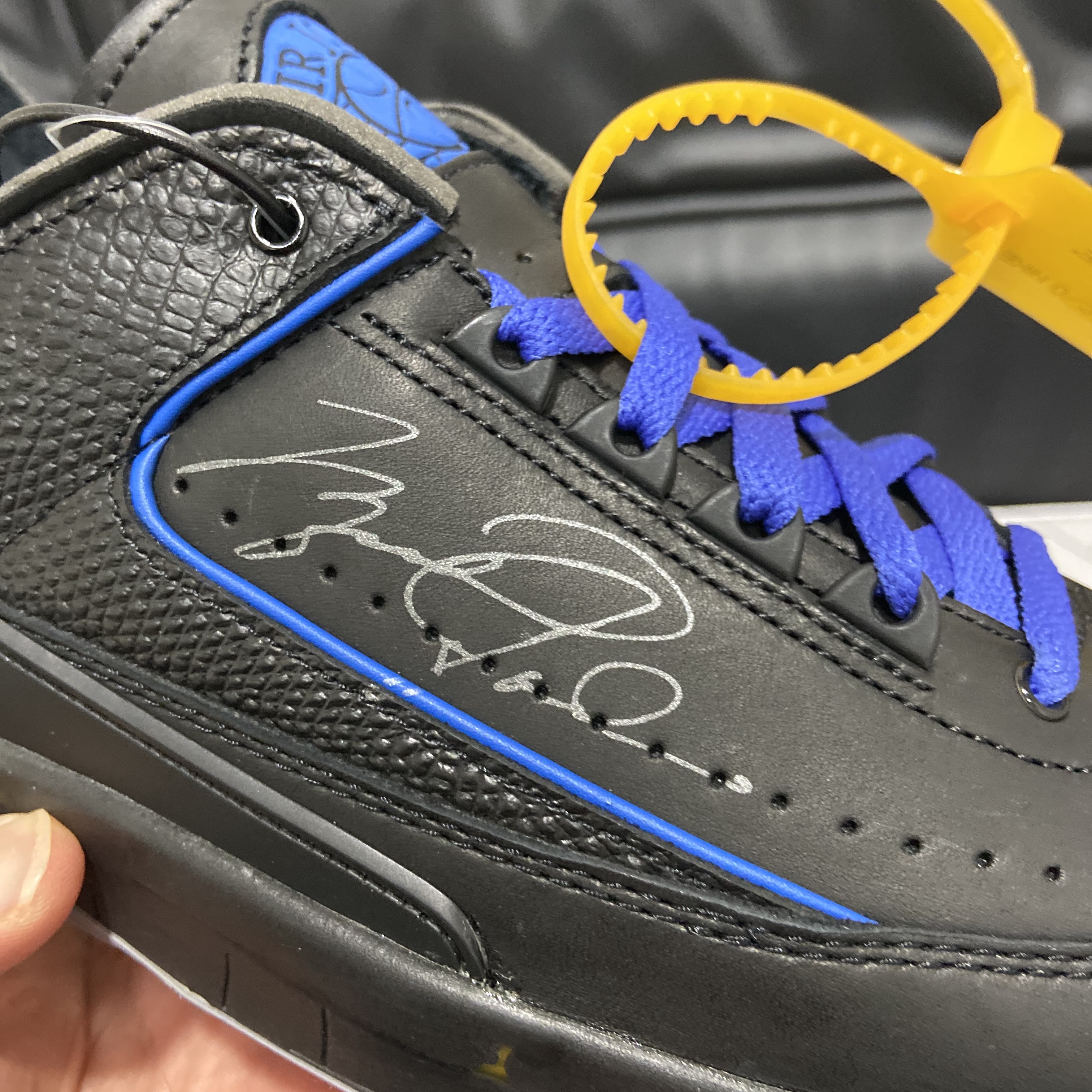 Jordan 2 x Off-White Retro Low SP Black and Varsity Royal 착용 스타일 - 1