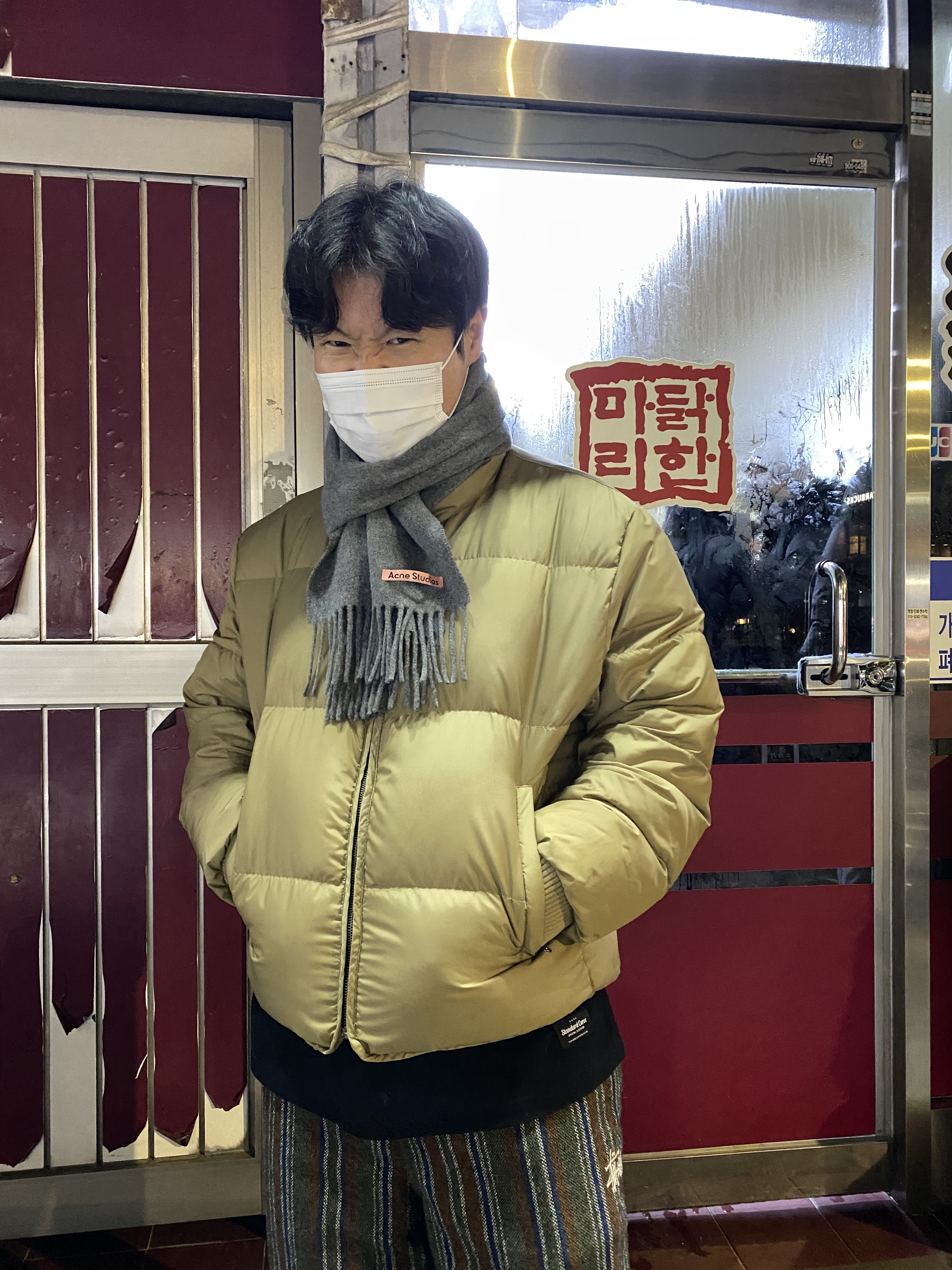 Acne Studios Canada Narrow New Wool Muffler Grey Melange, New Balance x JJJJound 990v3 Brown Black 착용 스타일 - 4