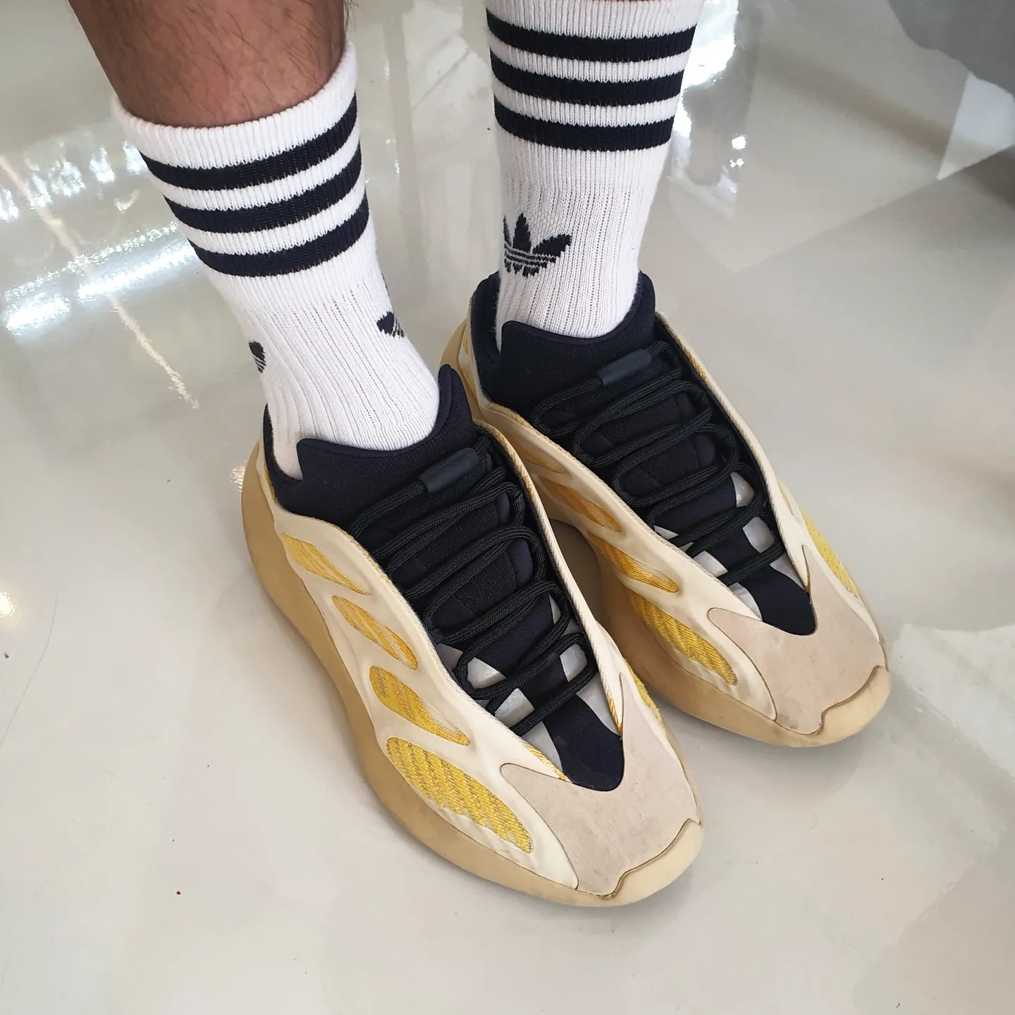 Adidas Yeezy 700 V3 Safflower 착용 스타일 - 2