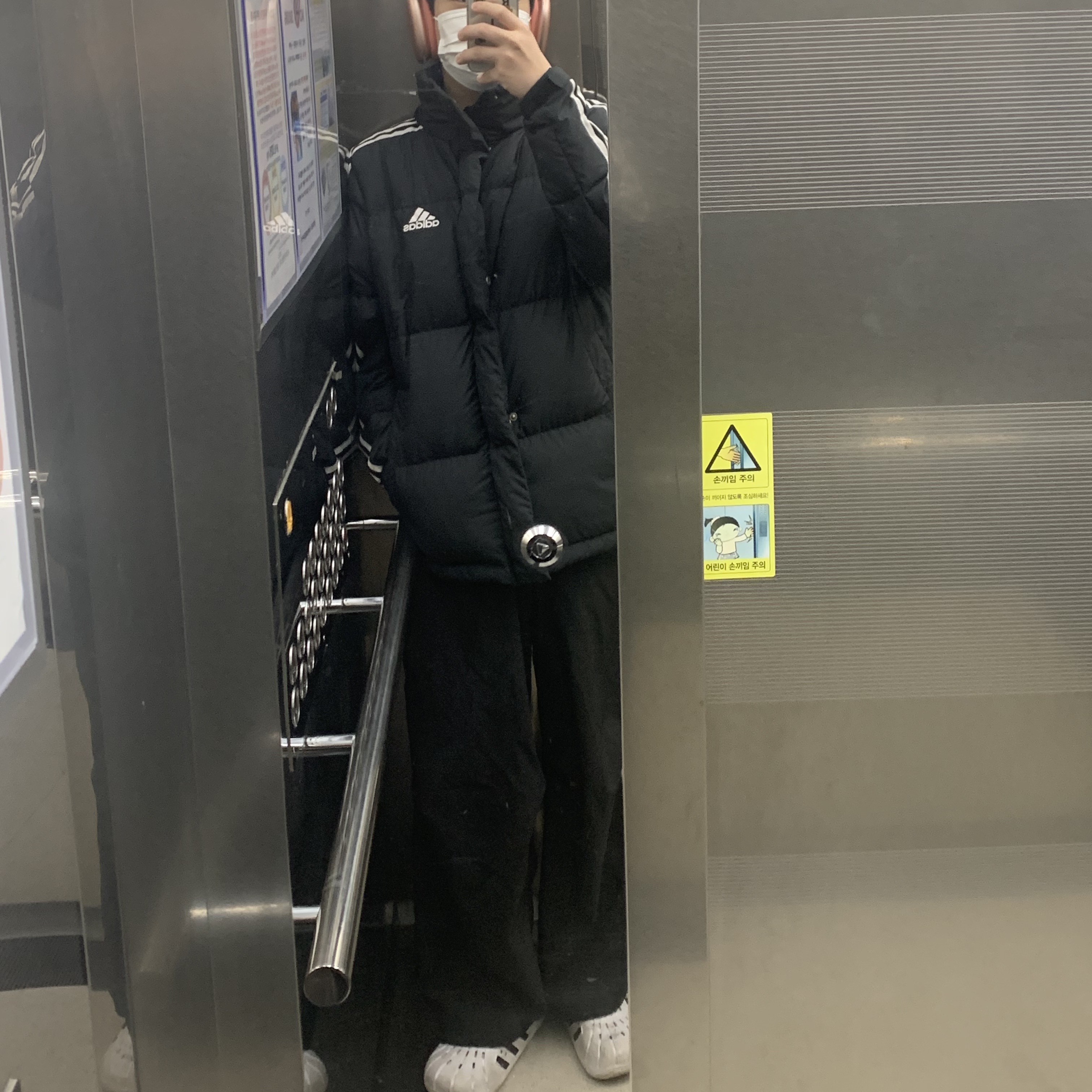 Adidas Adilette Clog White Black, Apple AirPods Max Lightning Pink (Korean Ver.) 착용 스타일