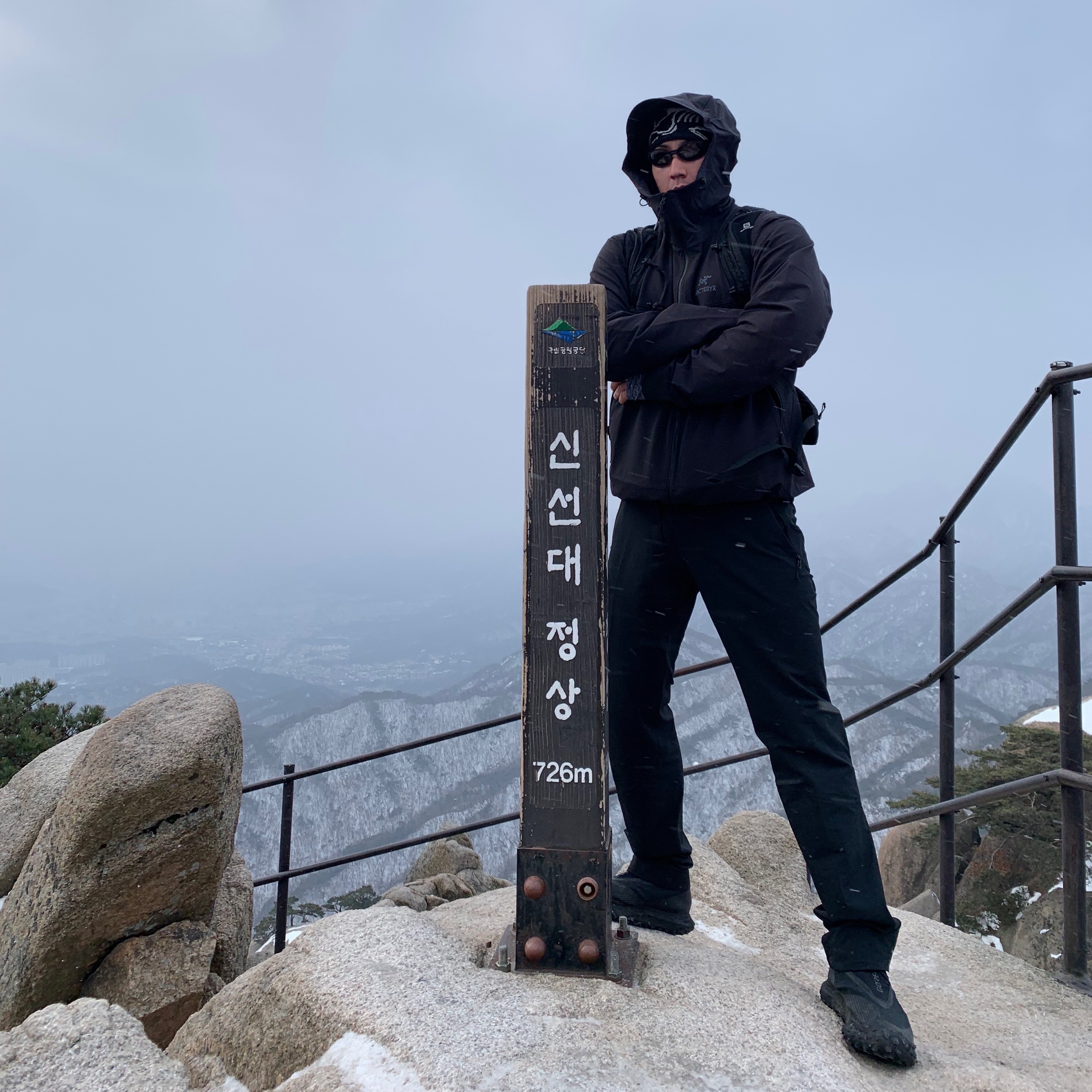 Arc'teryx Gamma LT Hoody Black, Arc'teryx Gamma AR Pants Black 착용 스타일 - 1