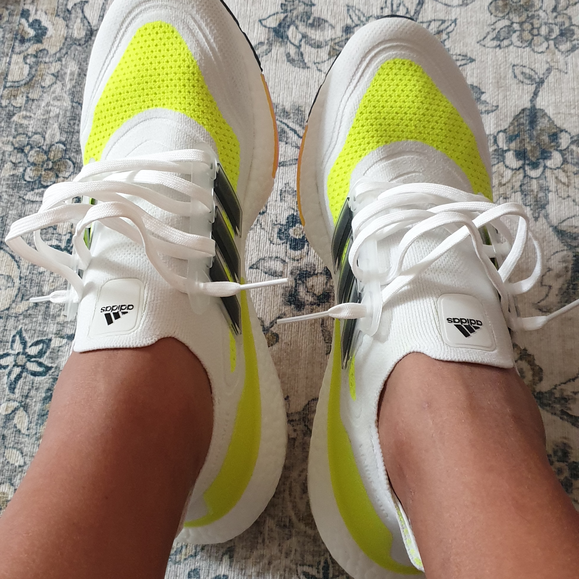 Adidas Ultraboost 21 Solar Yellow 착용 스타일 - 2