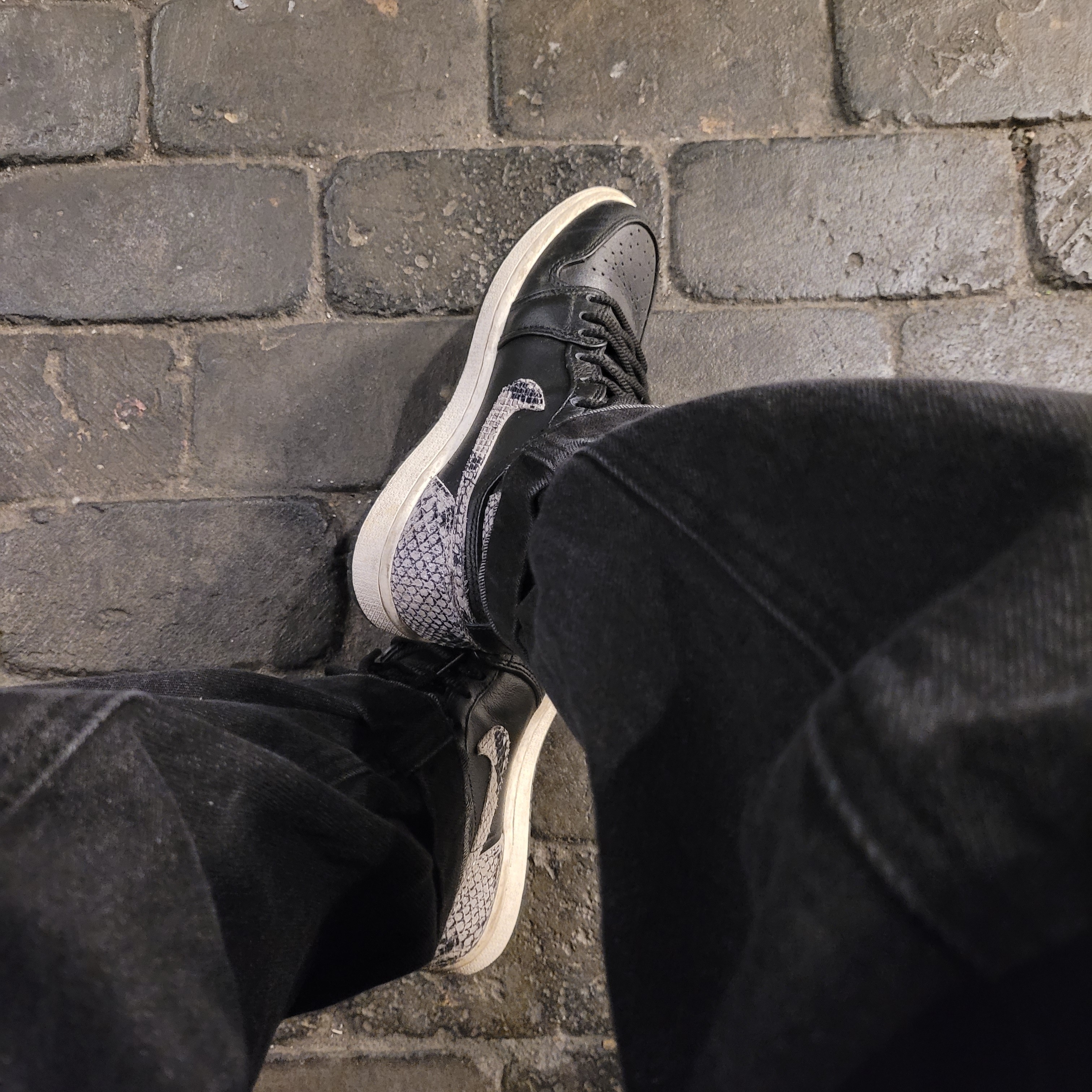 (W) Jordan 1 Retro High Black Snake 착용 스타일