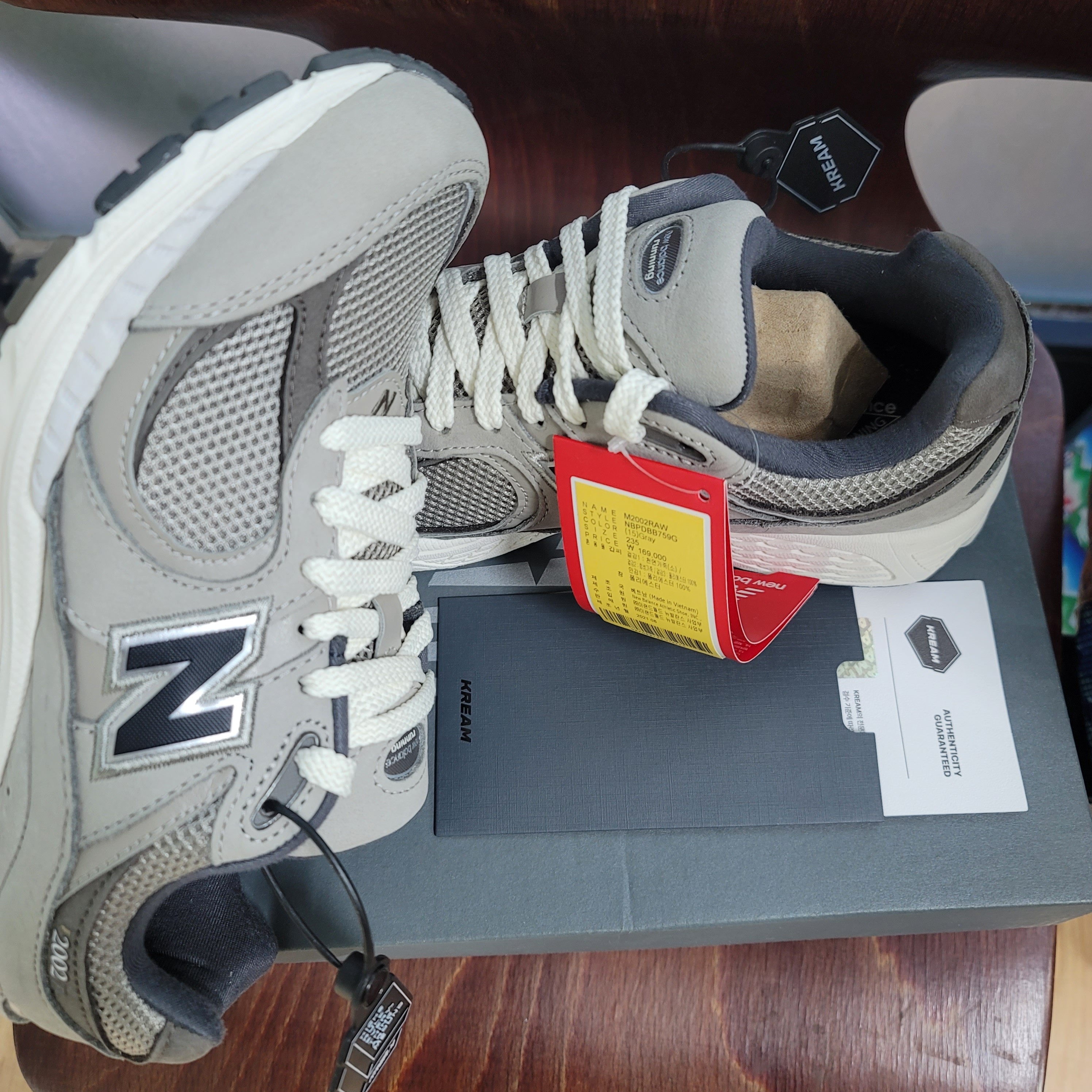 New Balance 2002 Warm Alpaca 착용 스타일 - 2