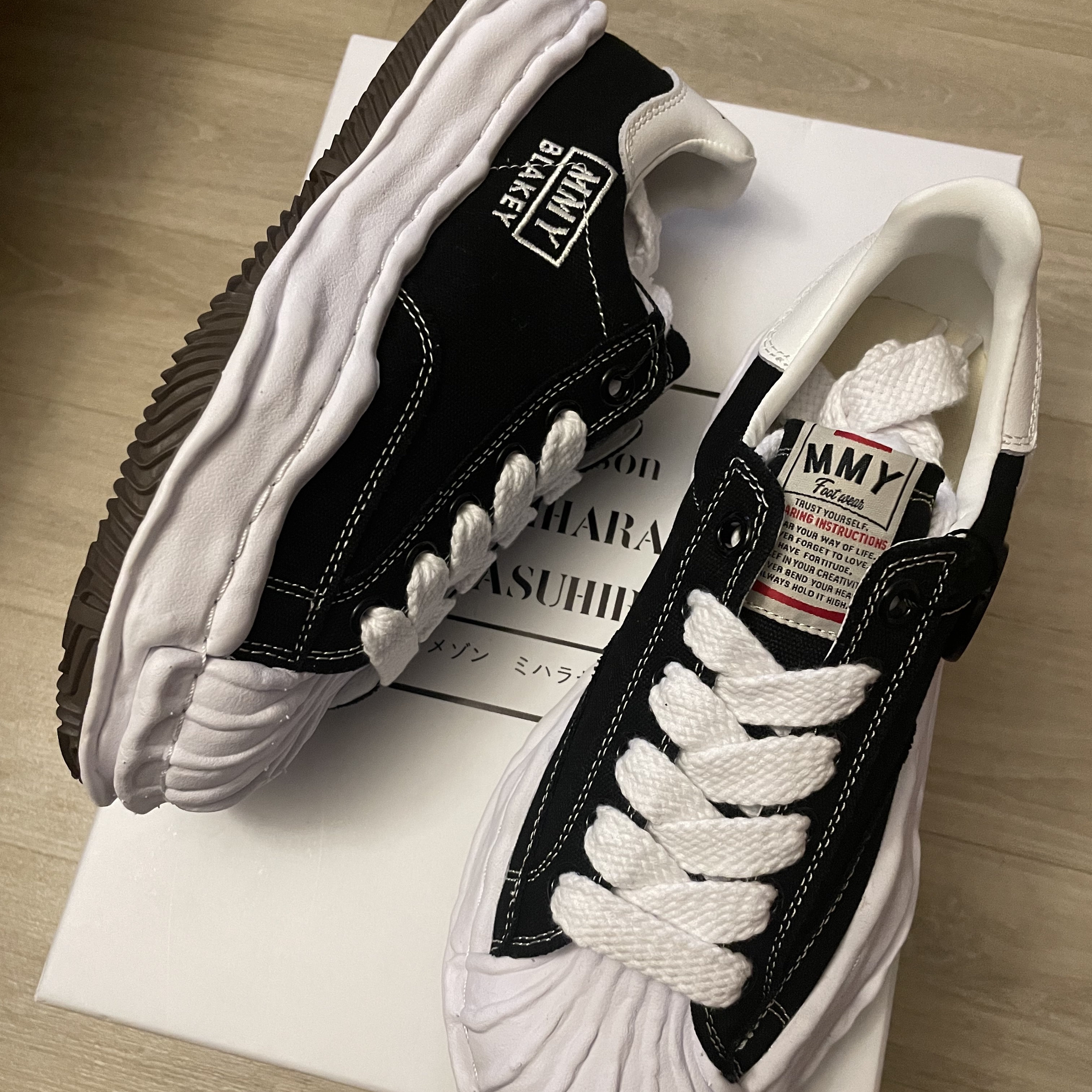 Maison Mihara Yasuhiro Blakey OG Sole Canvas Low-top Sneakers Black White 착용 스타일 - 1