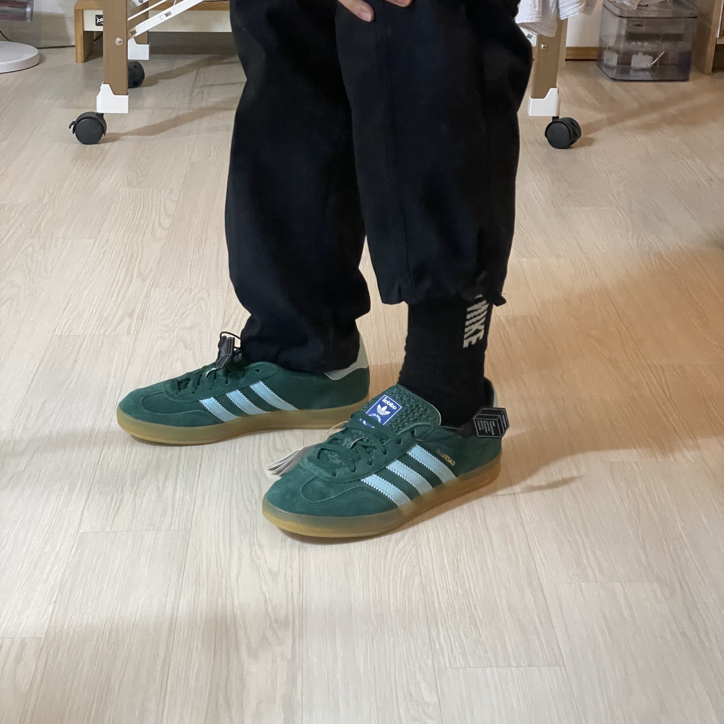Adidas Gazelle Indoor Collegiate Green Hazy Sky 착용 스타일