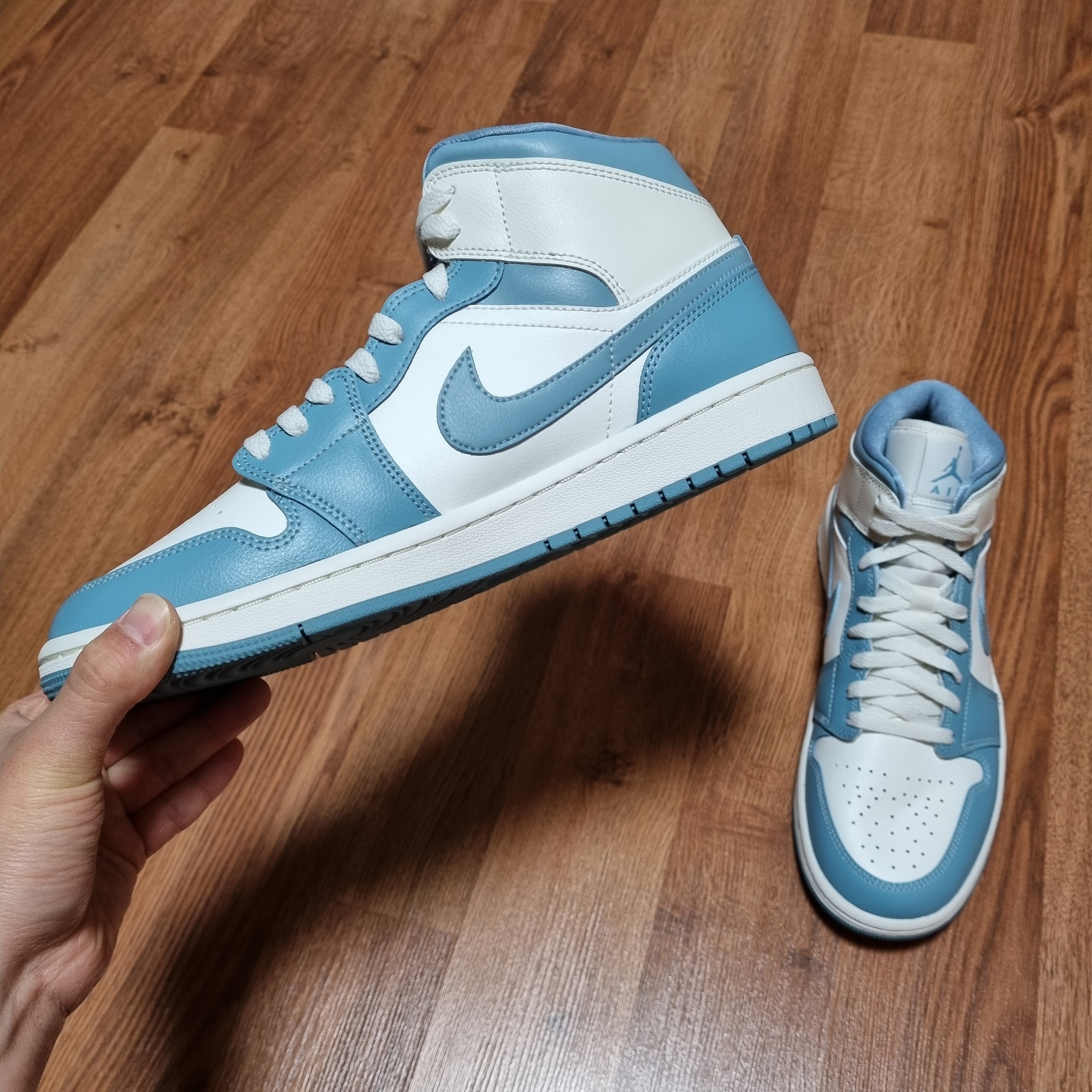 (W) Jordan 1 Mid Sail and Worn Blue 착용 스타일 - 1