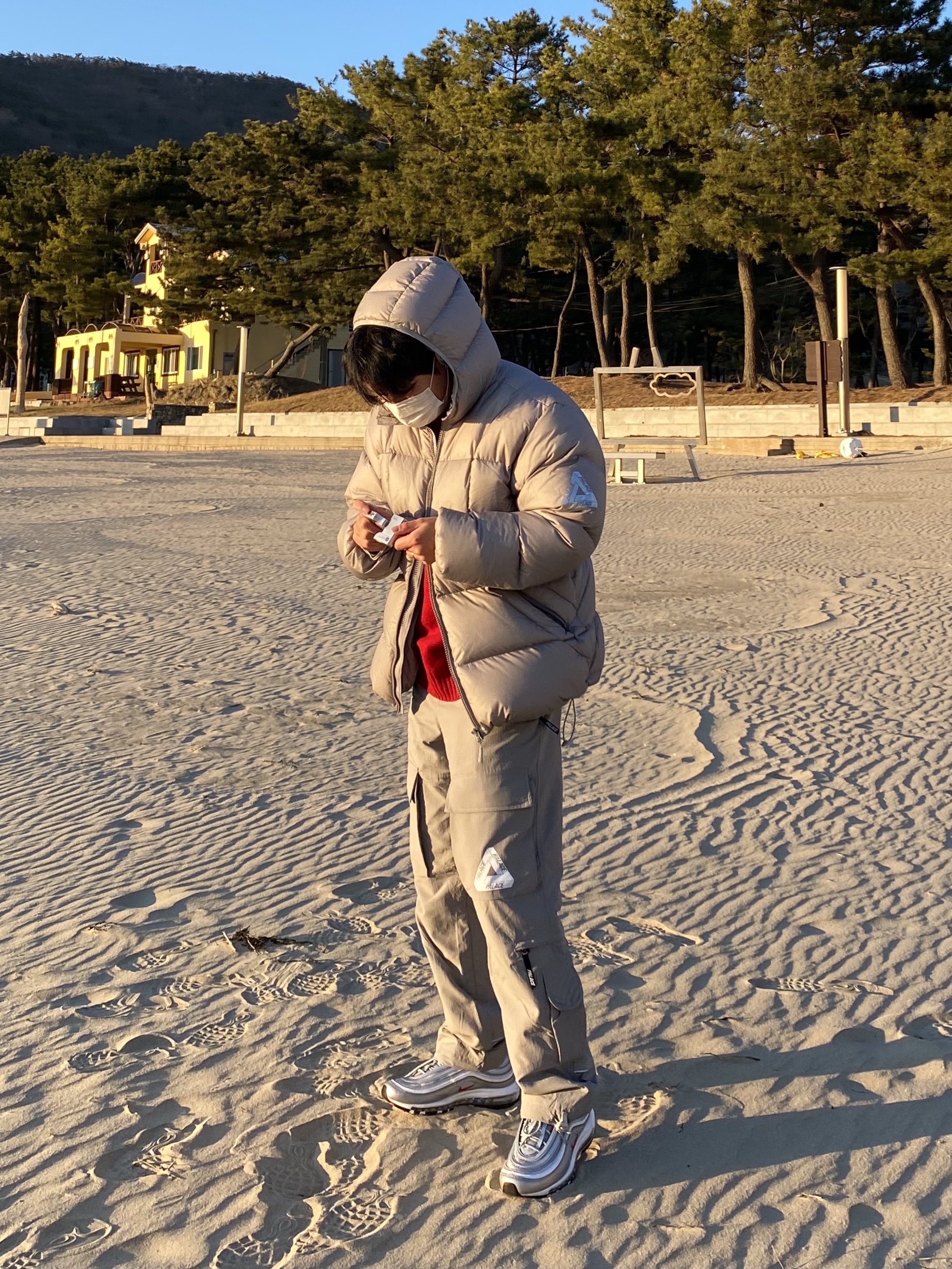 Palace Pertex Frost Balaclava Puffa Grey - 22FW, Nike Air Max 97 OG Silver Bullet 2022 착용 스타일 - 3