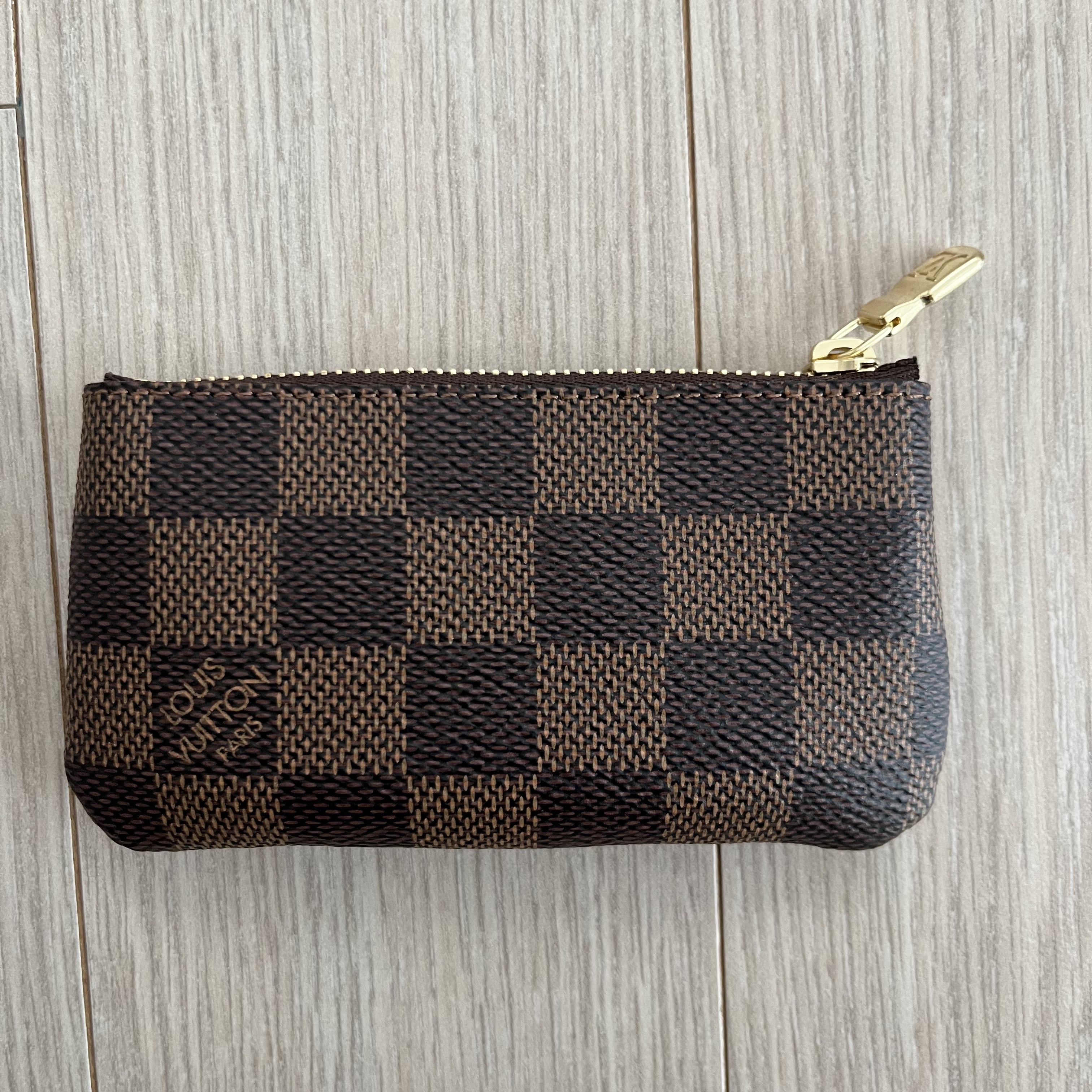 Louis Vuitton Key Pouch Damier Ebene 착용 스타일