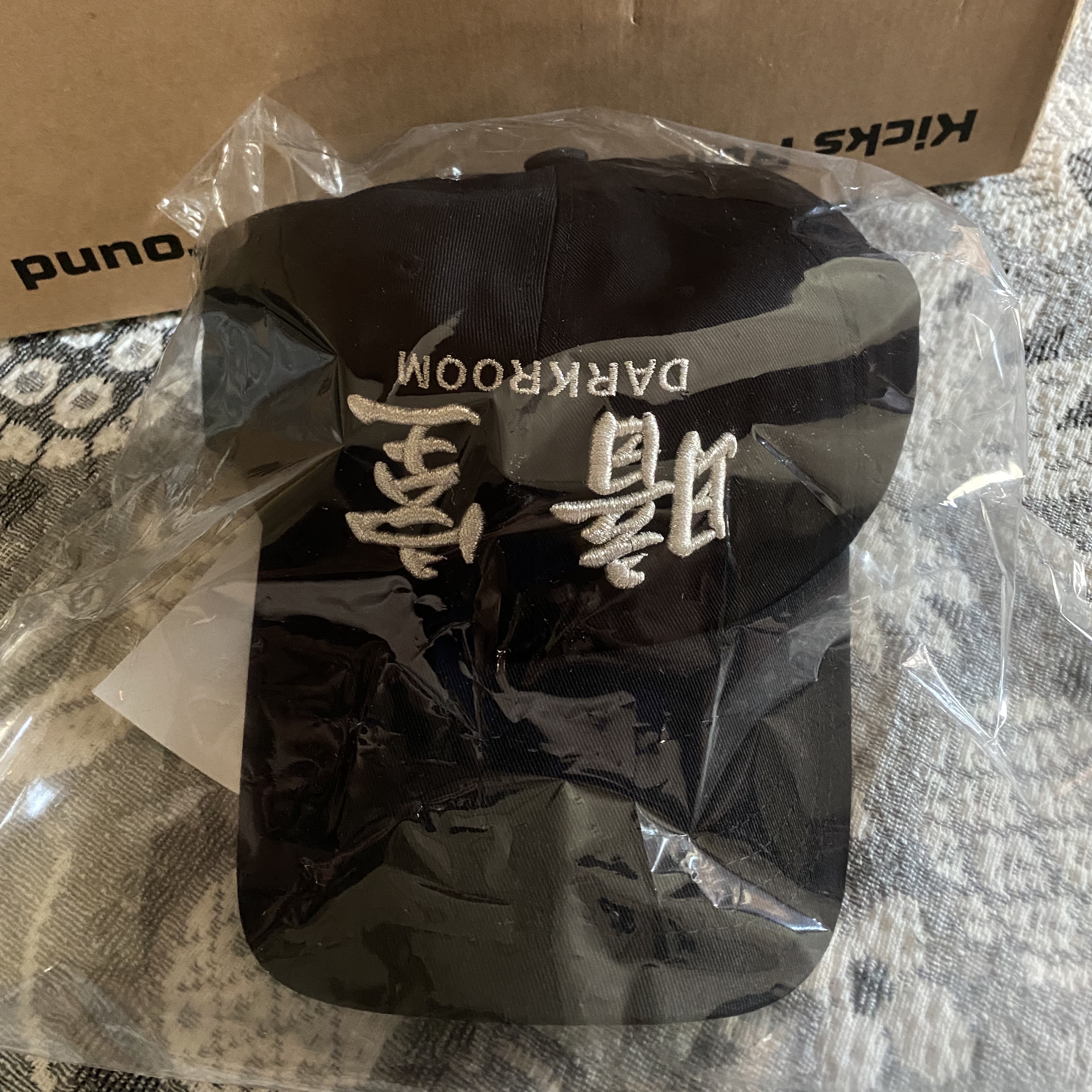 Darkr8m Studio Upside Down Silver Logo Cap 착용 스타일