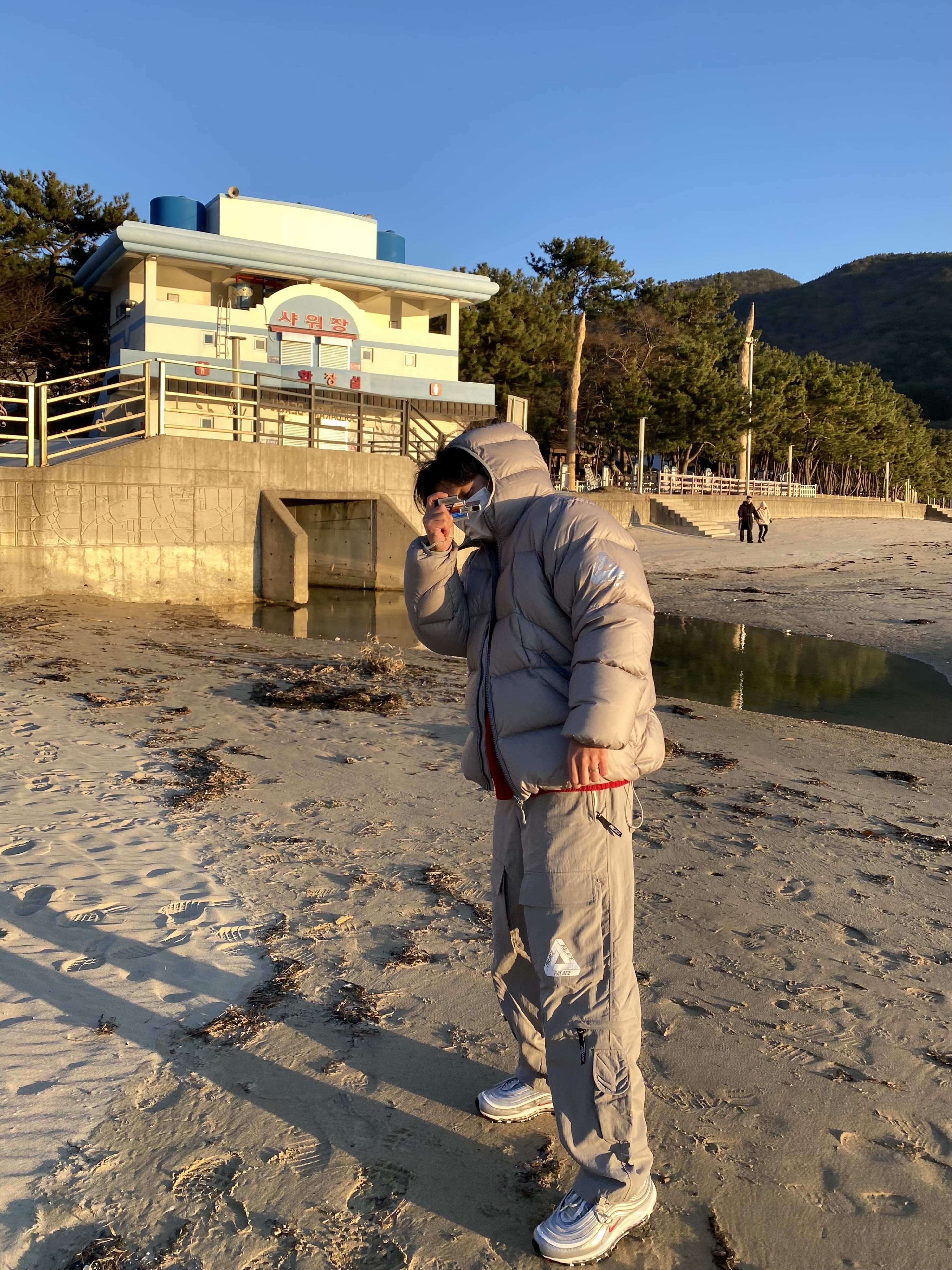 Palace Pertex Frost Balaclava Puffa Grey - 22FW, Nike Air Max 97 OG Silver Bullet 2022 착용 스타일 - 4