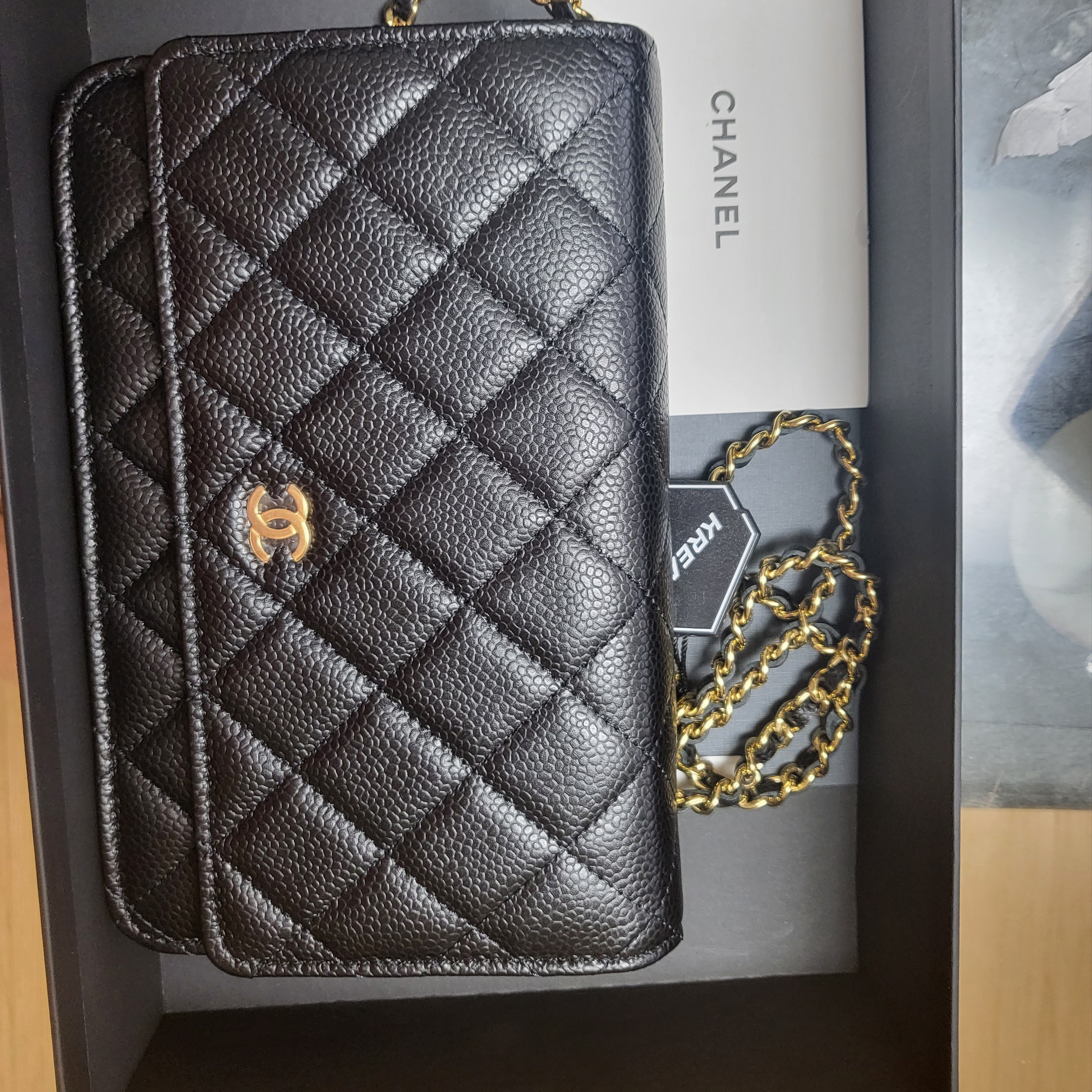 Chanel Classic Wallet On Chain Grained Calfskin & Gold Black 착용 스타일