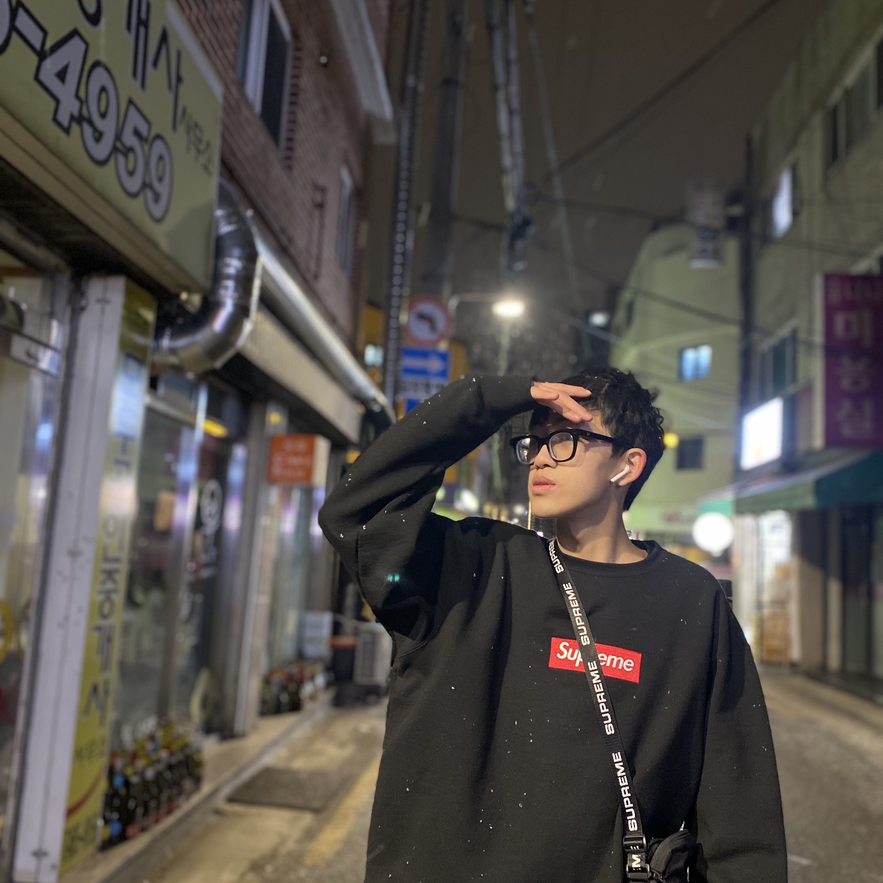 Supreme Box Logo Crewneck Black - 22FW, Supreme Shoulder Bag Black - 22FW 착용 스타일