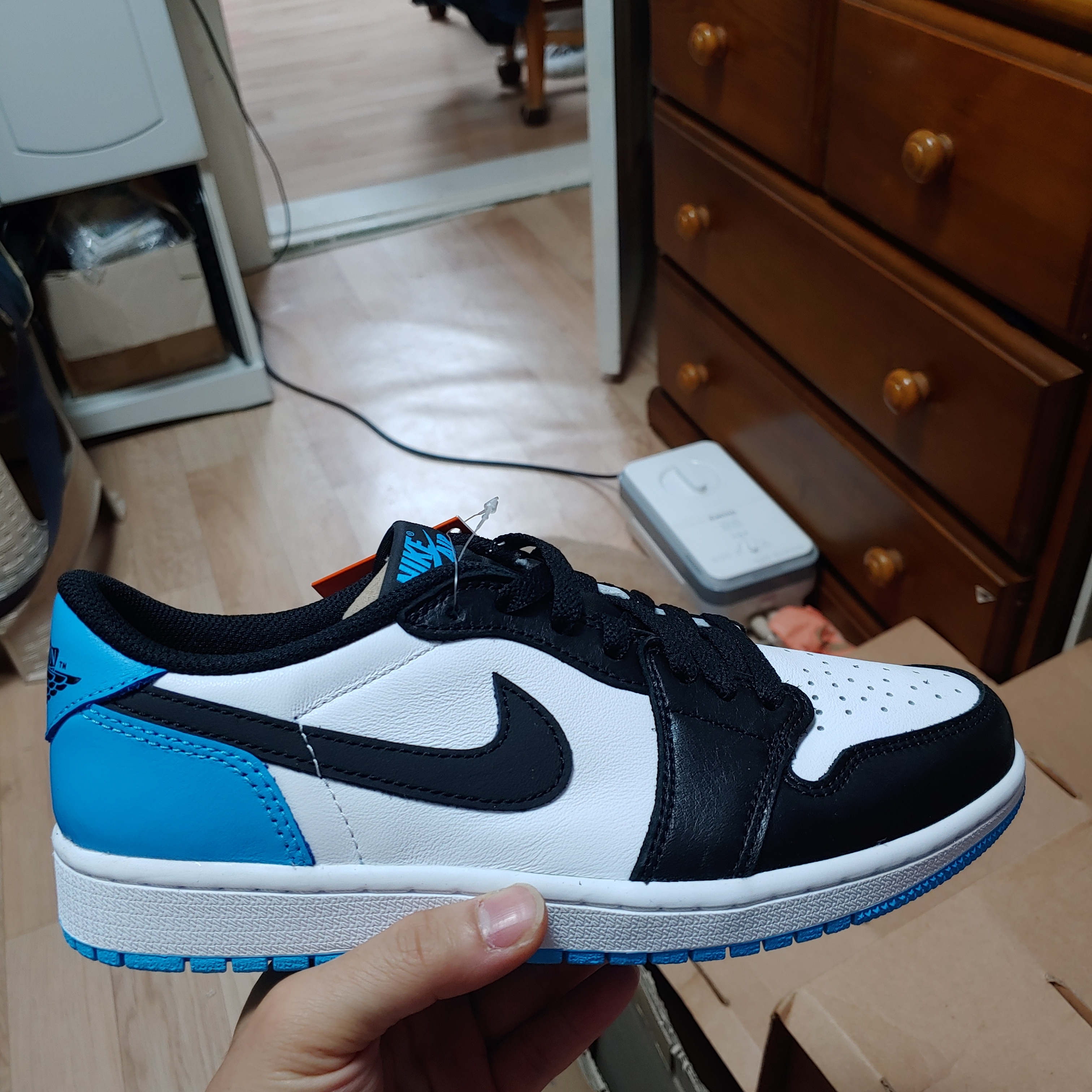 Jordan 1 Retro Low OG Black and Dark Powder Blue 착용 스타일