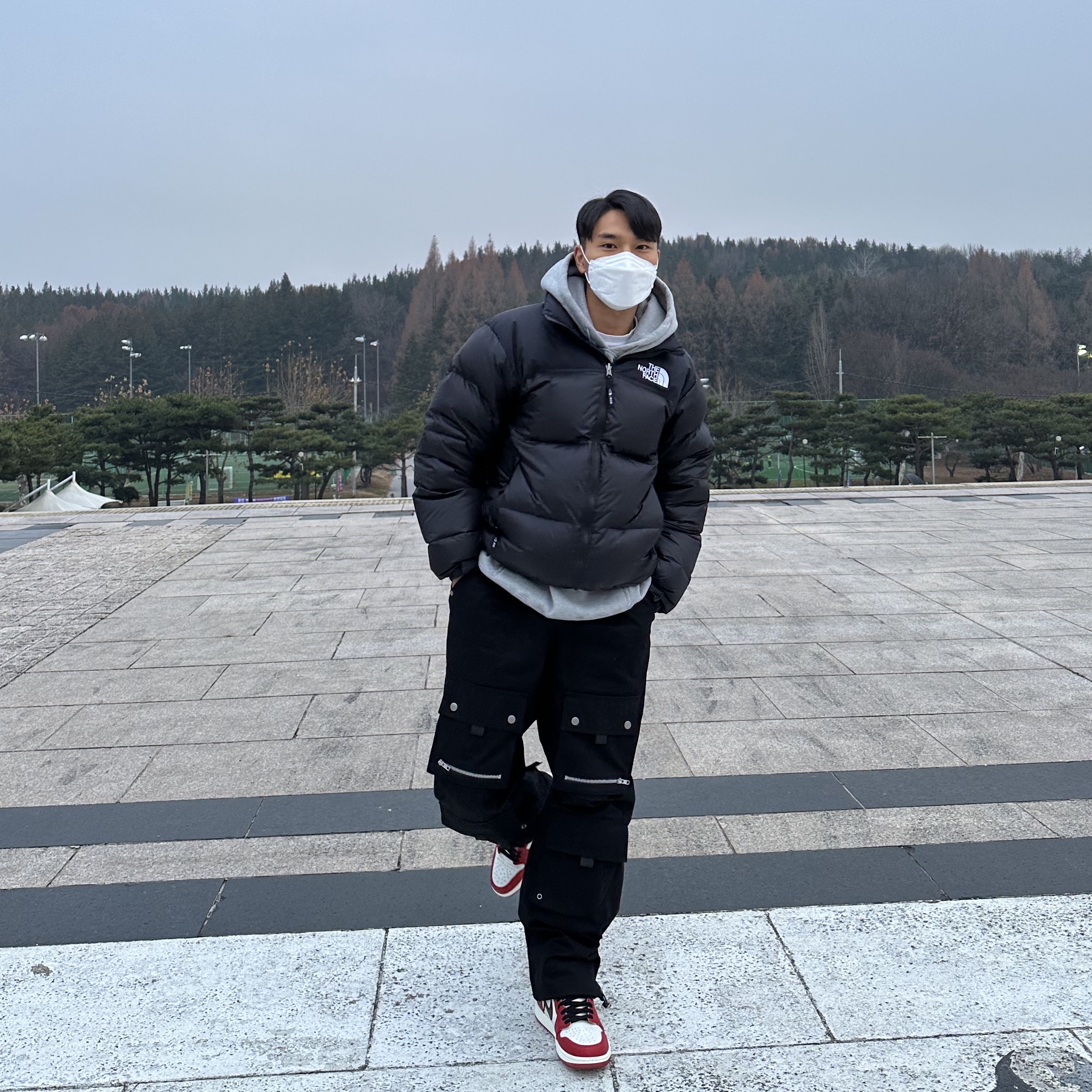 The North Face 1996 Eco Nuptse Jacket Black, Nike x Stussy NRG RA Pullover Hoodie Dark Grey Heather (DJ9488-063) 착용 스타일