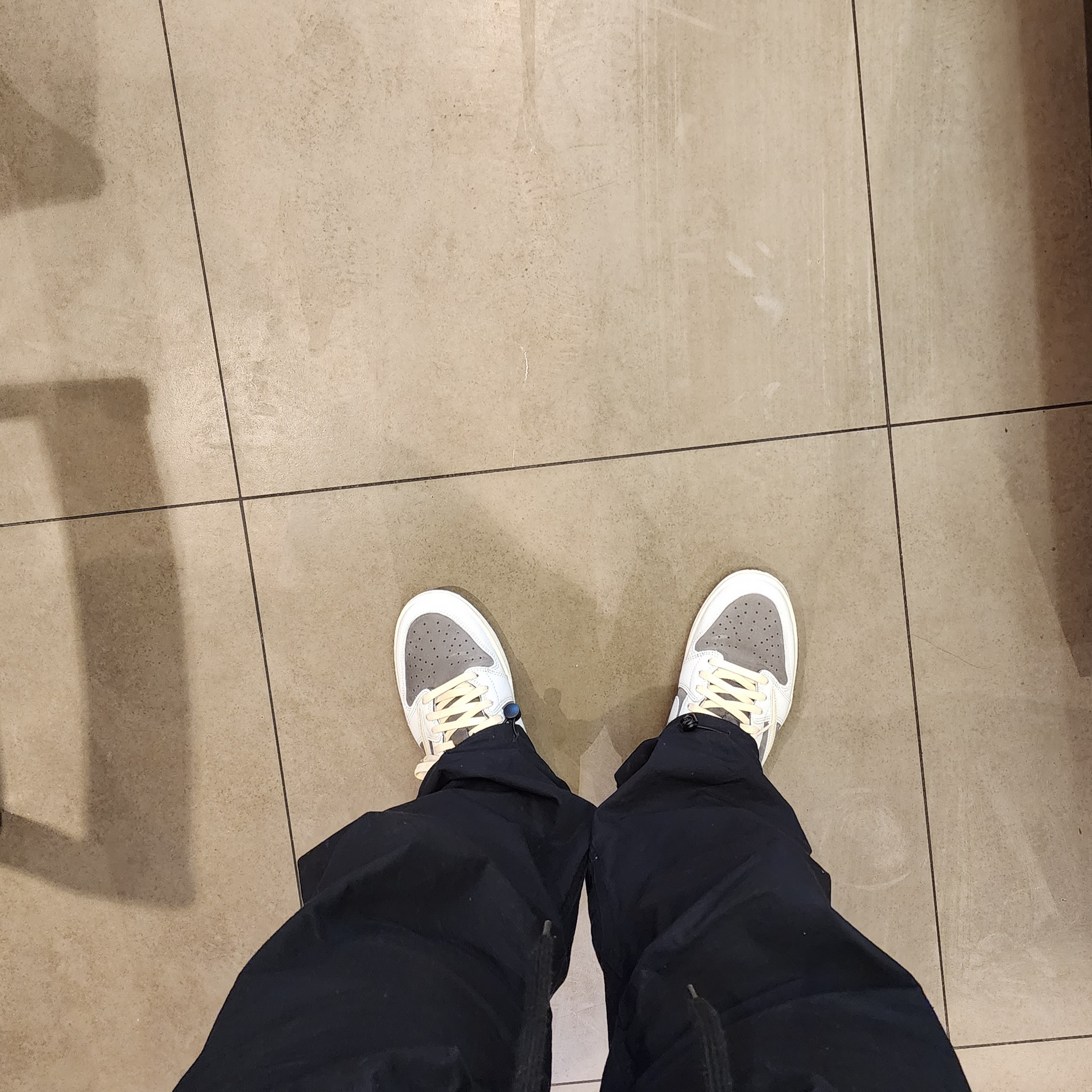 Jordan 1 x Travis Scott Retro Low OG SP Sail and Ridgerock 착용 스타일