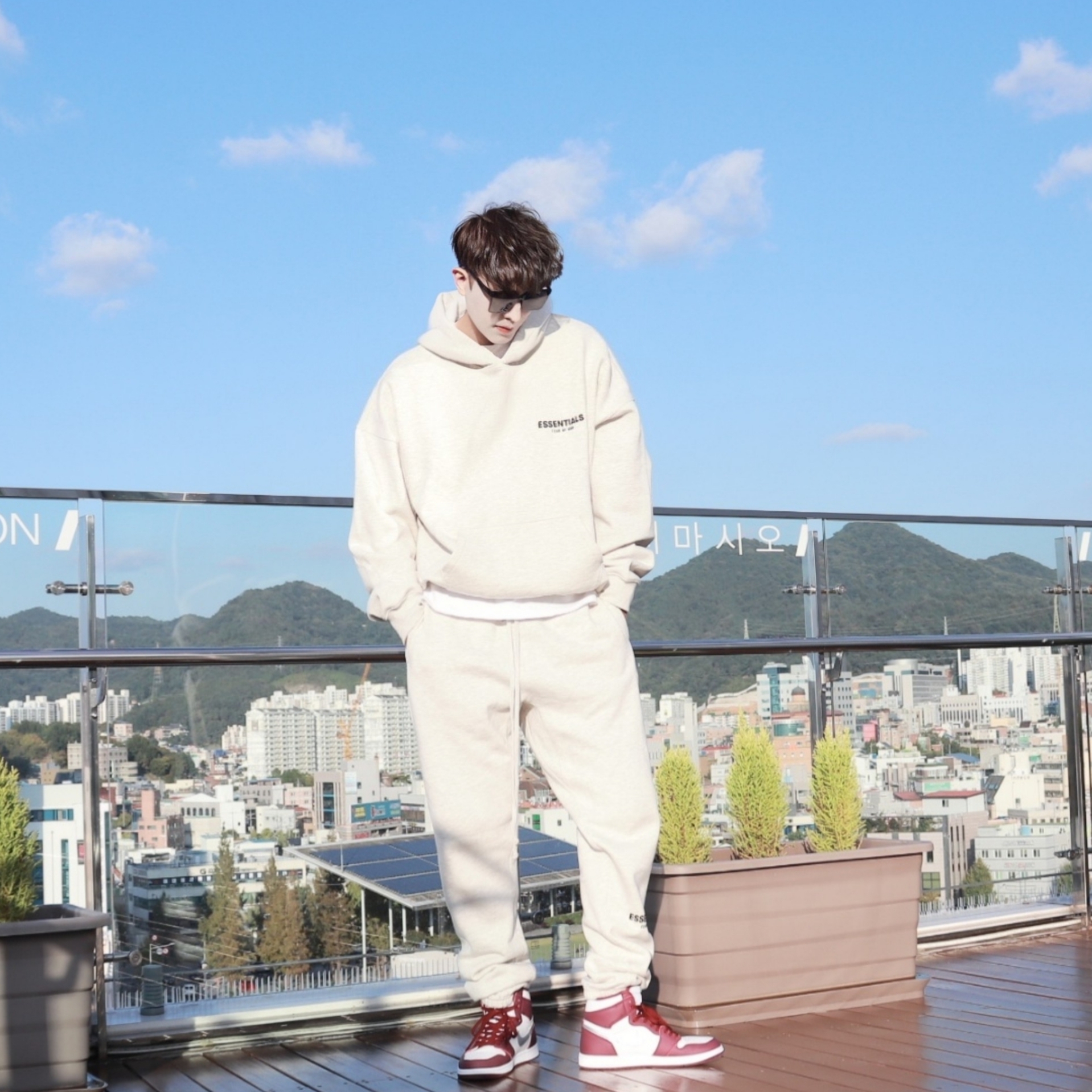 Essentials The Core Collection Hoodie Light Oatmeal, Essentials The Core Collection Sweatpants Light Oatmeal 착용 스타일 - 3