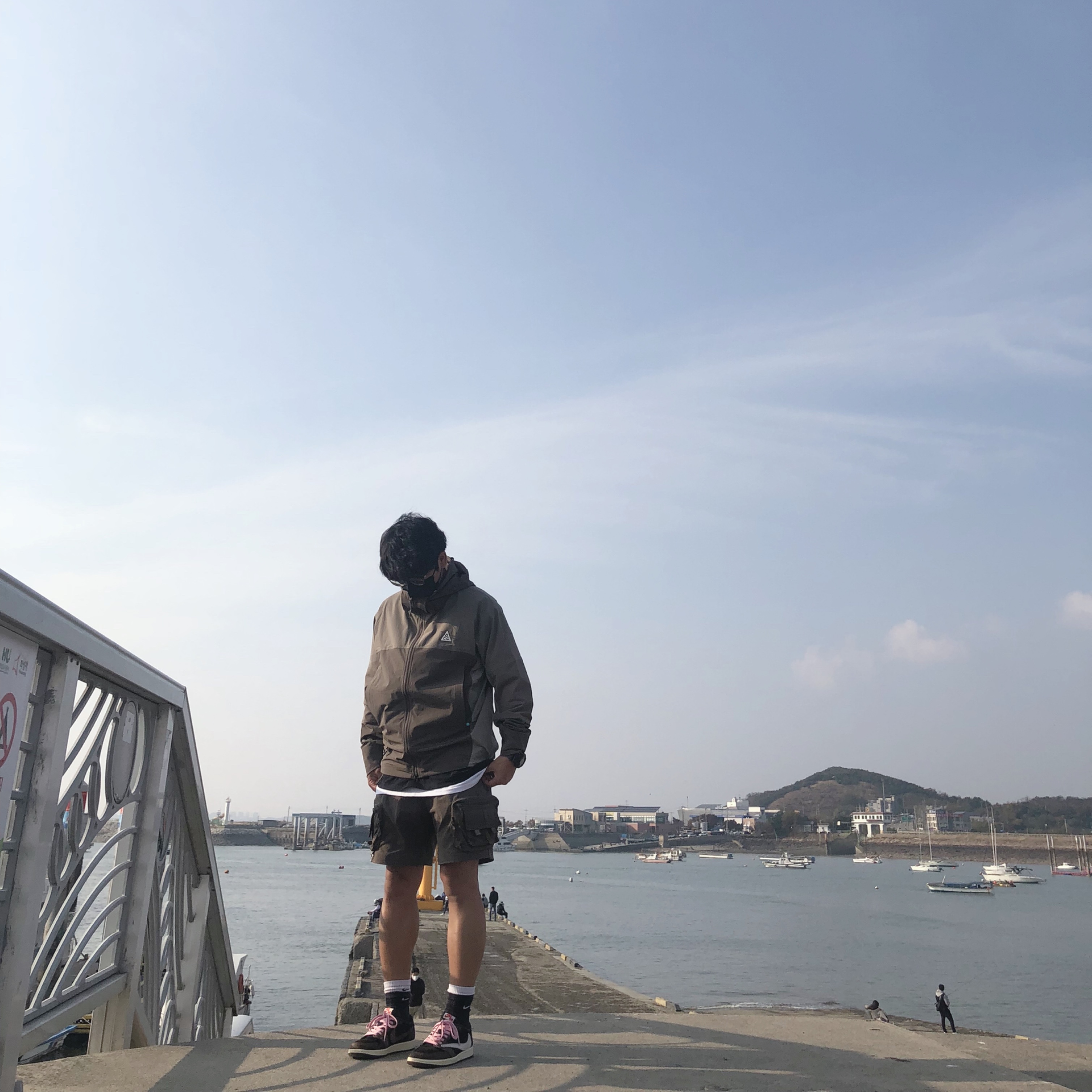 Jordan 1 x Travis Scott Retro Low OG SP Mocha, Nike ACG Sun Farer Jacket Ironstone - Asia 착용 스타일 - 1