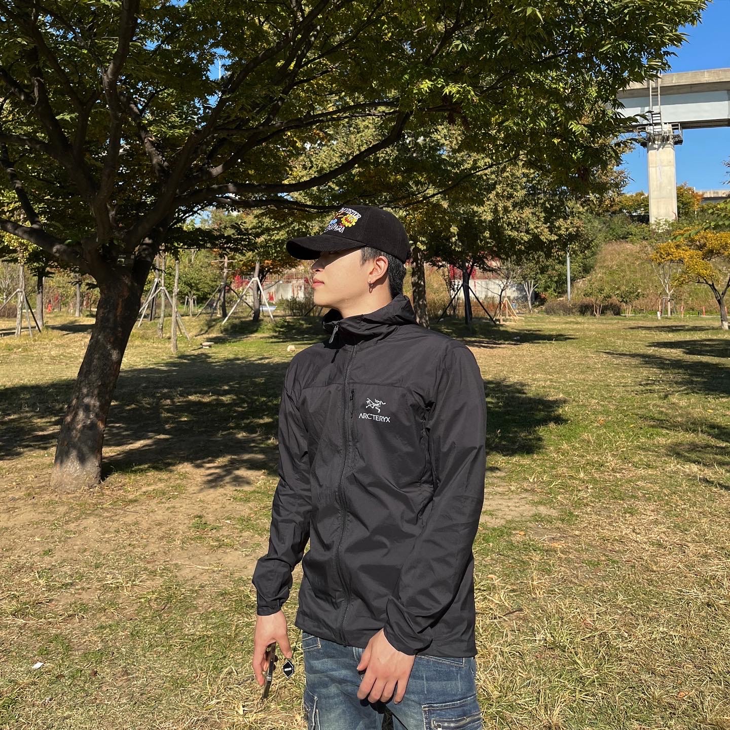 Arc'teryx Squamish Hoody Black, Nike x Travis Scott Air Force 1 Low Sail 착용 스타일 - 1
