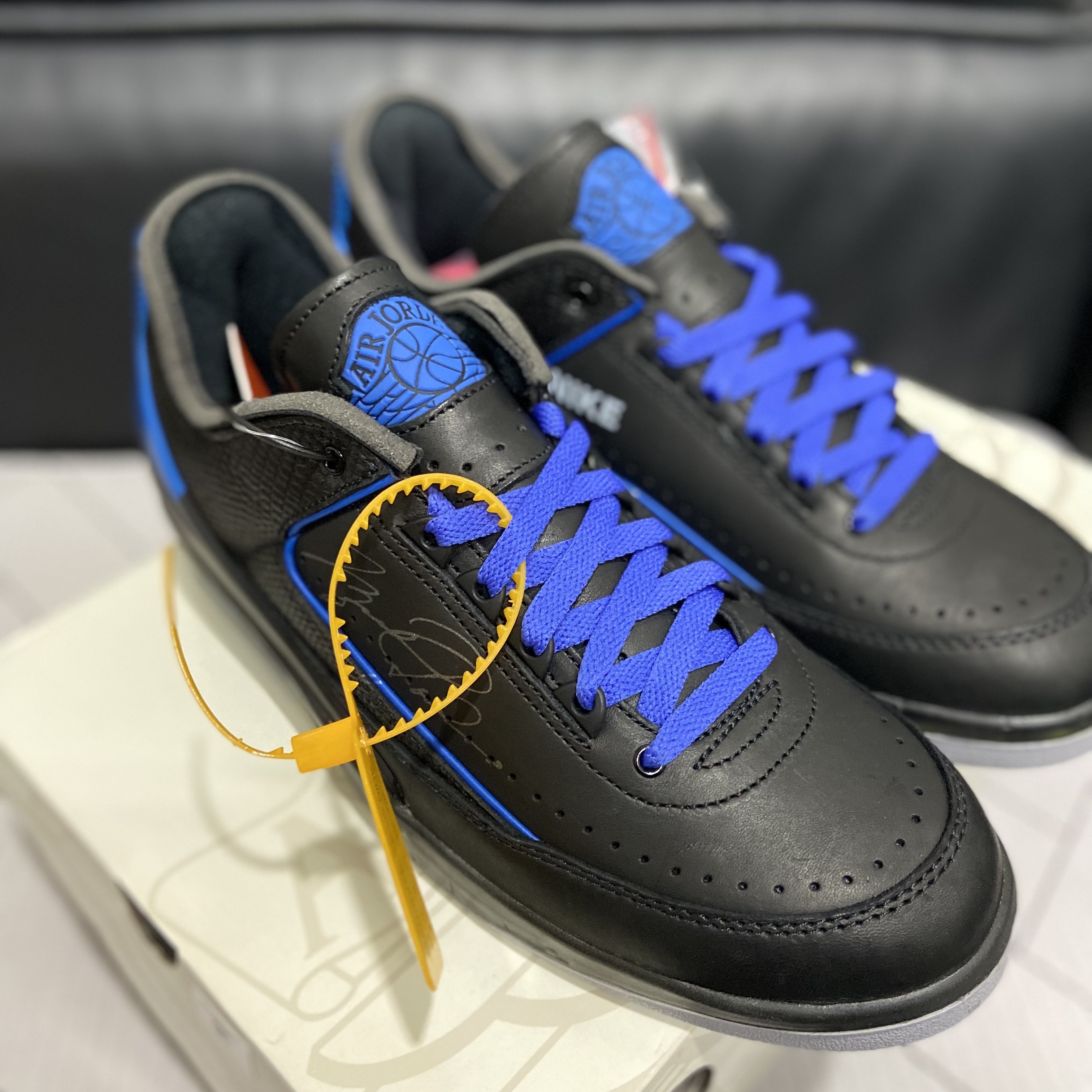 Jordan 2 x Off-White Retro Low SP Black and Varsity Royal 착용 스타일 - 2