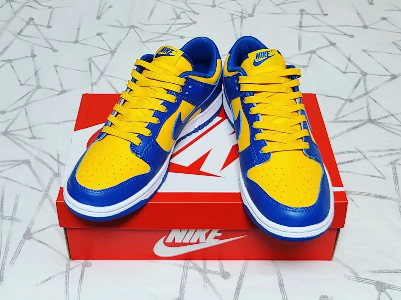 Nike Dunk Low Retro Blue Jay and University Gold 착용 스타일 - 3