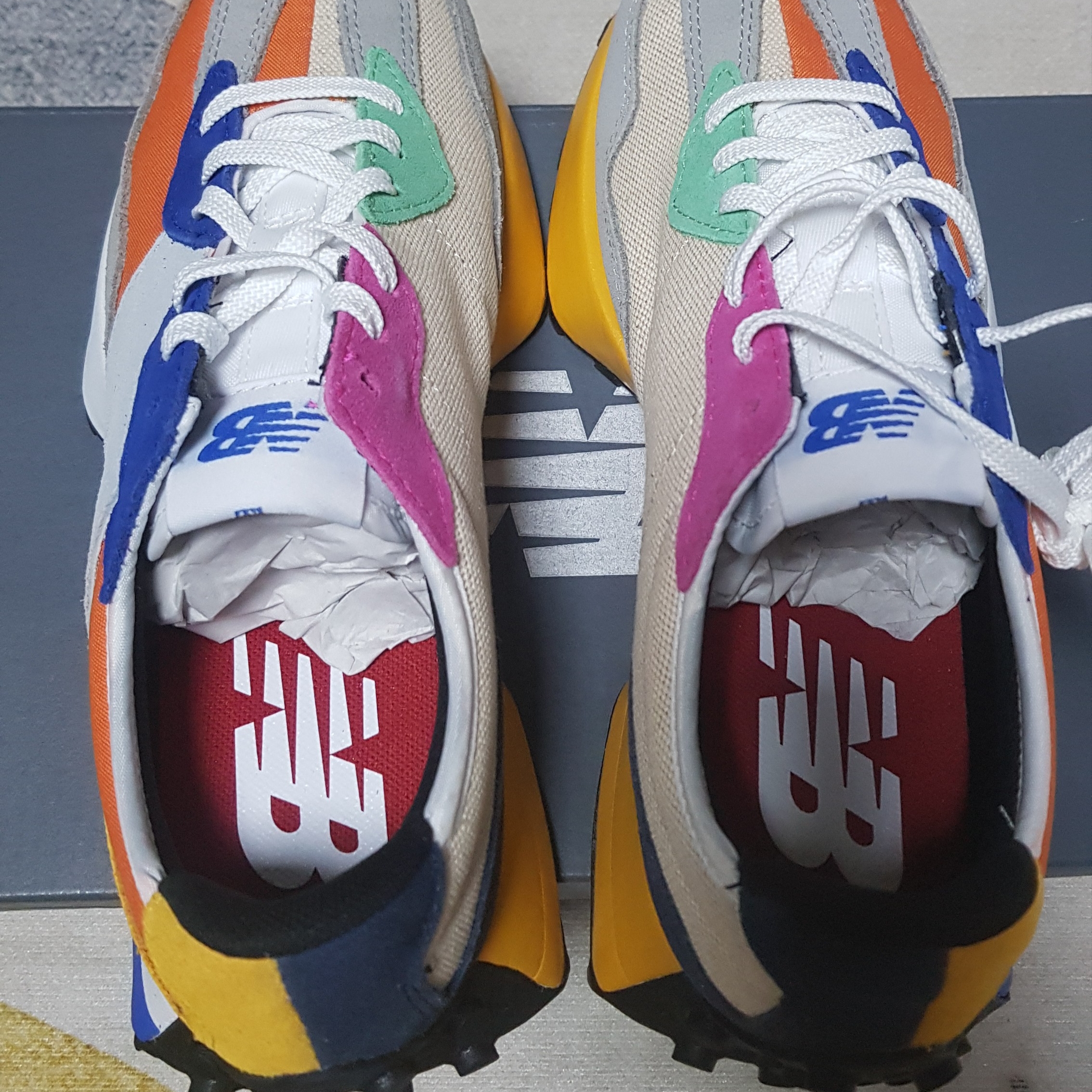 (W) New Balance x Dejounte Murray 327 Heat Up Orange 착용 스타일