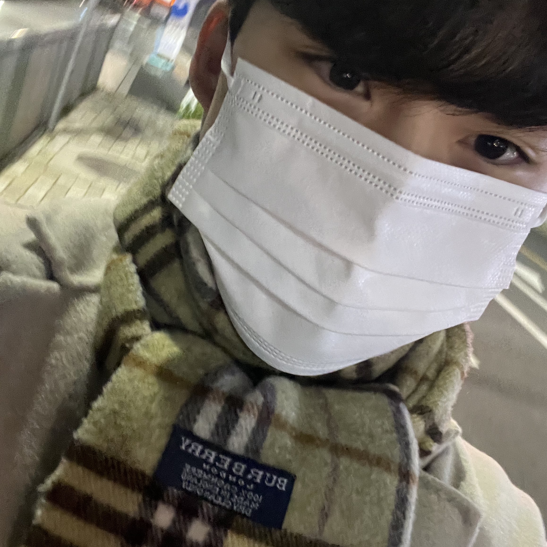 Burberry Classic Check Cashmere Muffler Archive Beige 착용 스타일