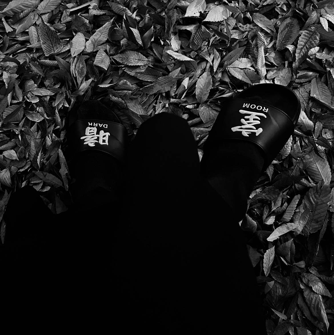 Darkr8m Studio Slides Black 착용 스타일