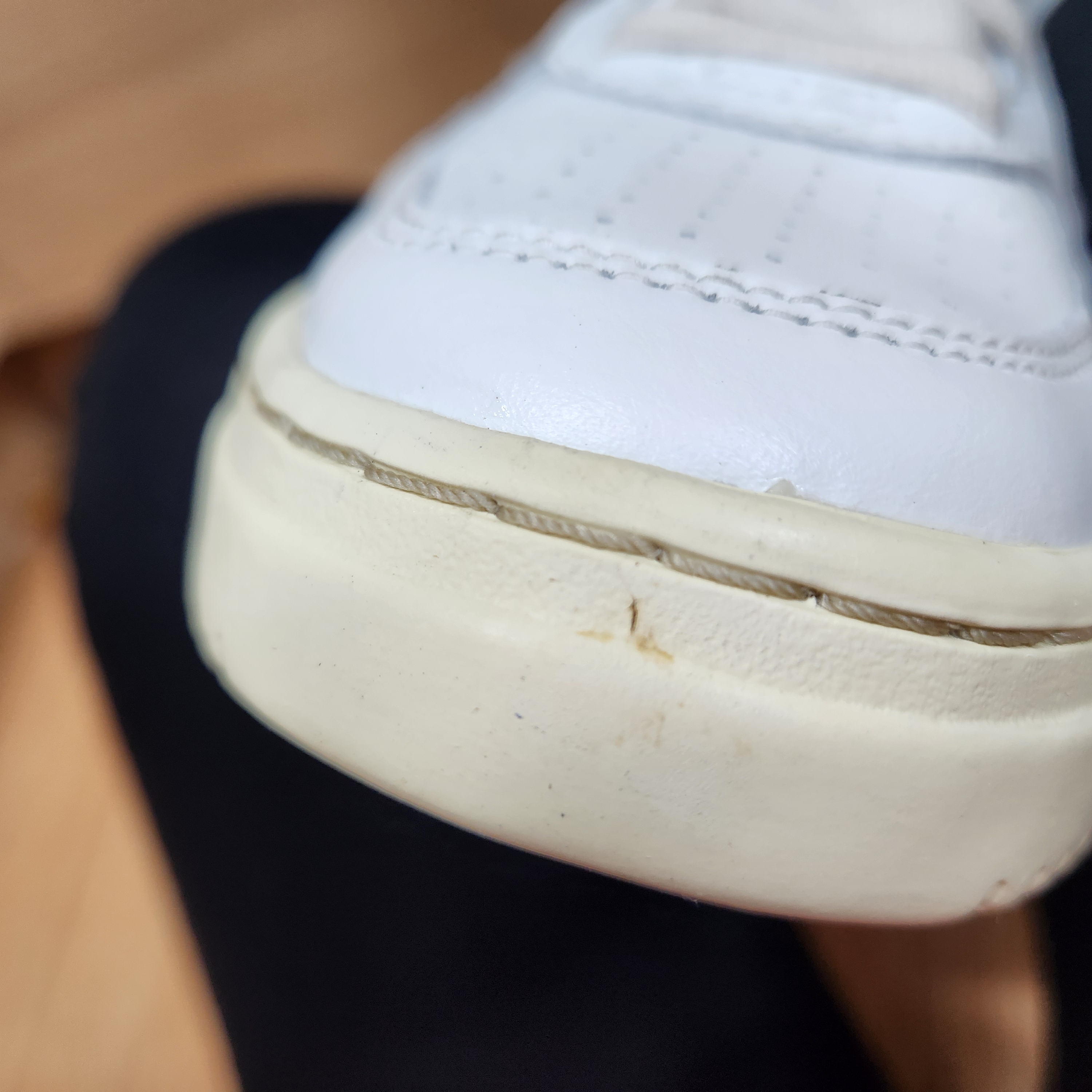 (W) Autry Medalist Low Leather Sneakers White 착용 스타일 - 1