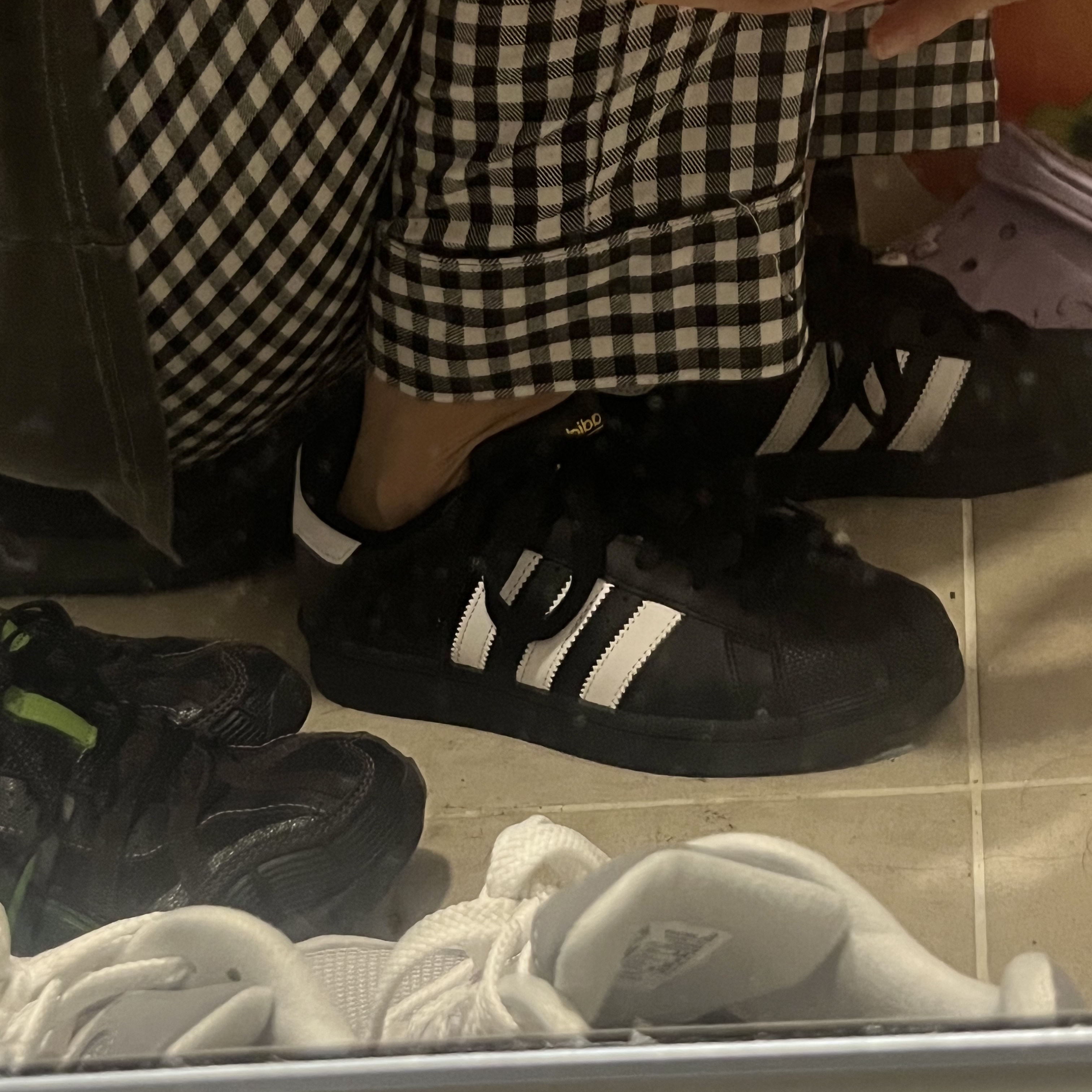 Adidas Superstar Core Black White 착용 스타일 - 1