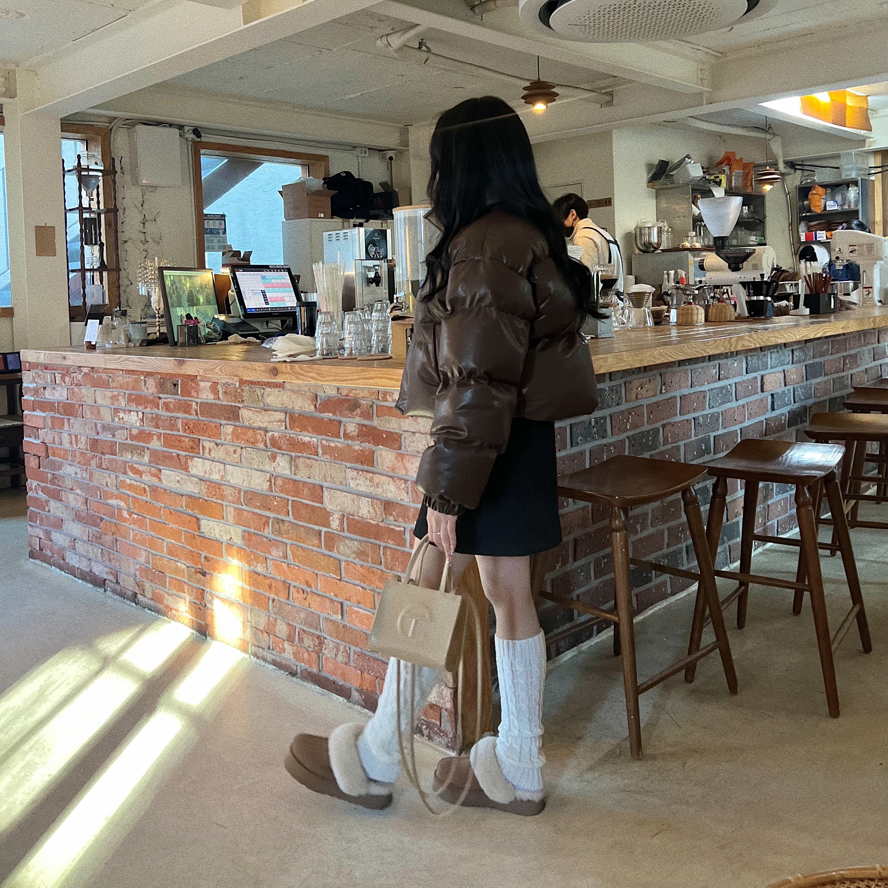 (W) UGG Disquette Slipper Chestnut, Telfar Small Shopping Bag Cream 착용 스타일 - 1