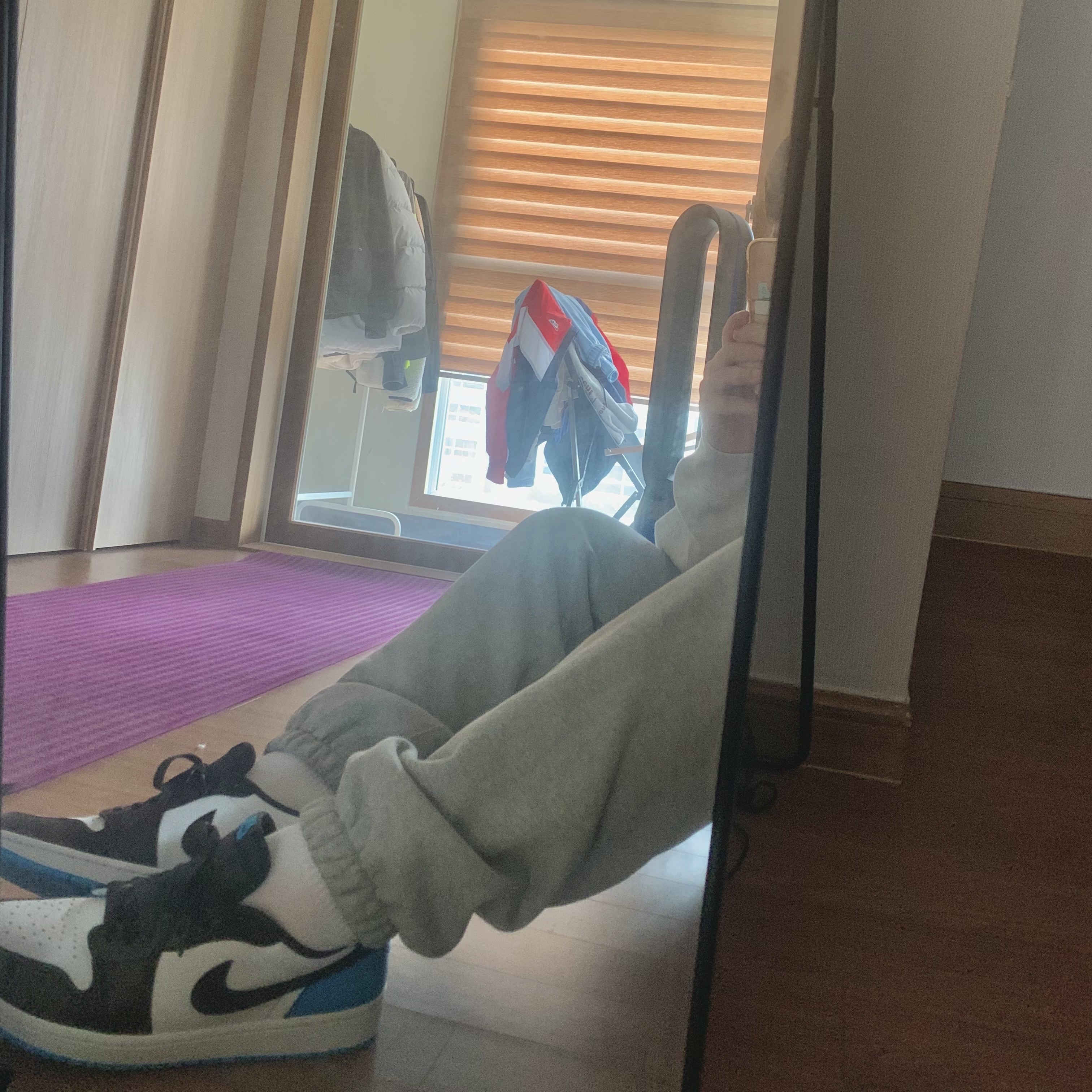 Jordan 1 Retro Low OG Black and Dark Powder Blue 착용 스타일