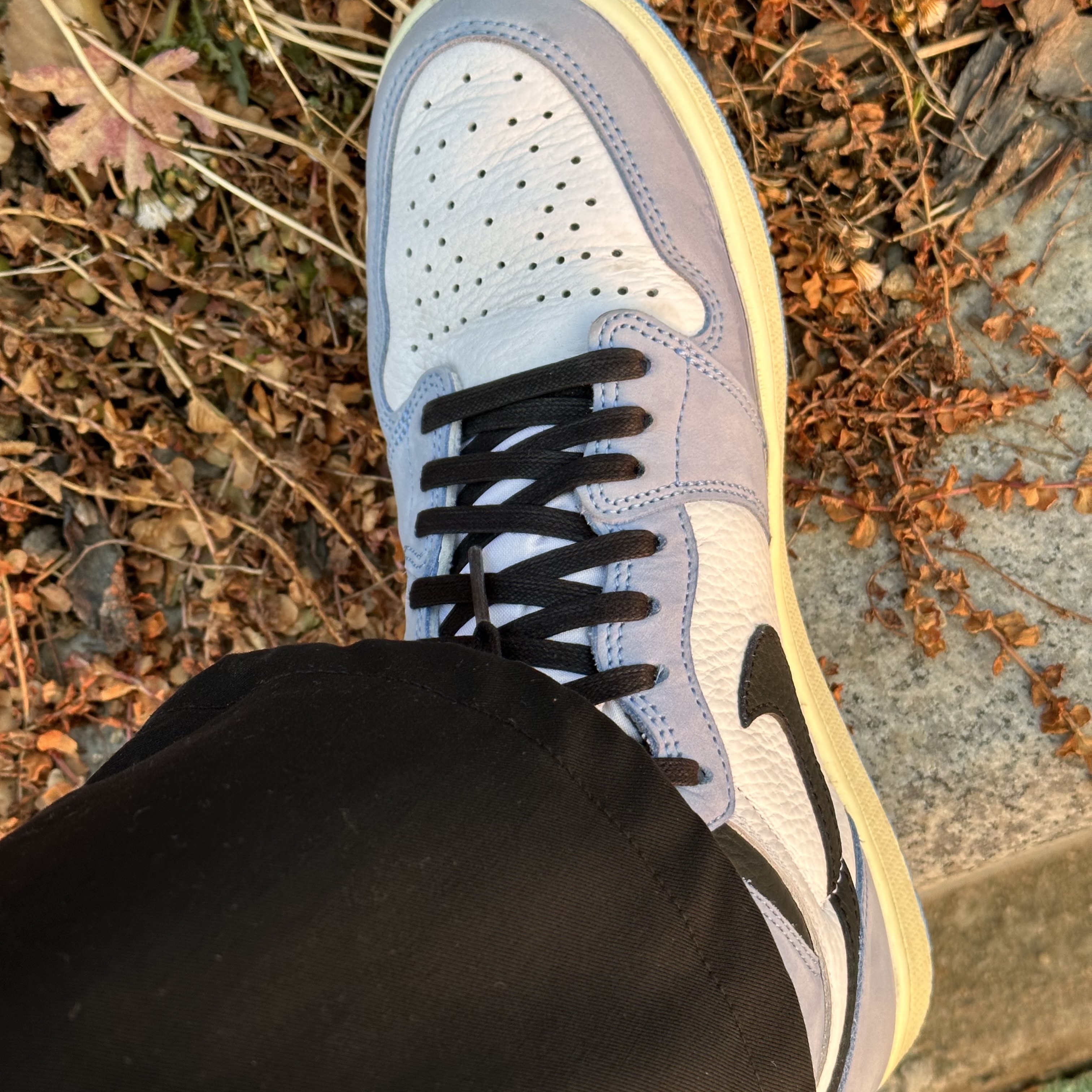 Jordan 1 Retro High OG University Blue 착용 스타일 - 1