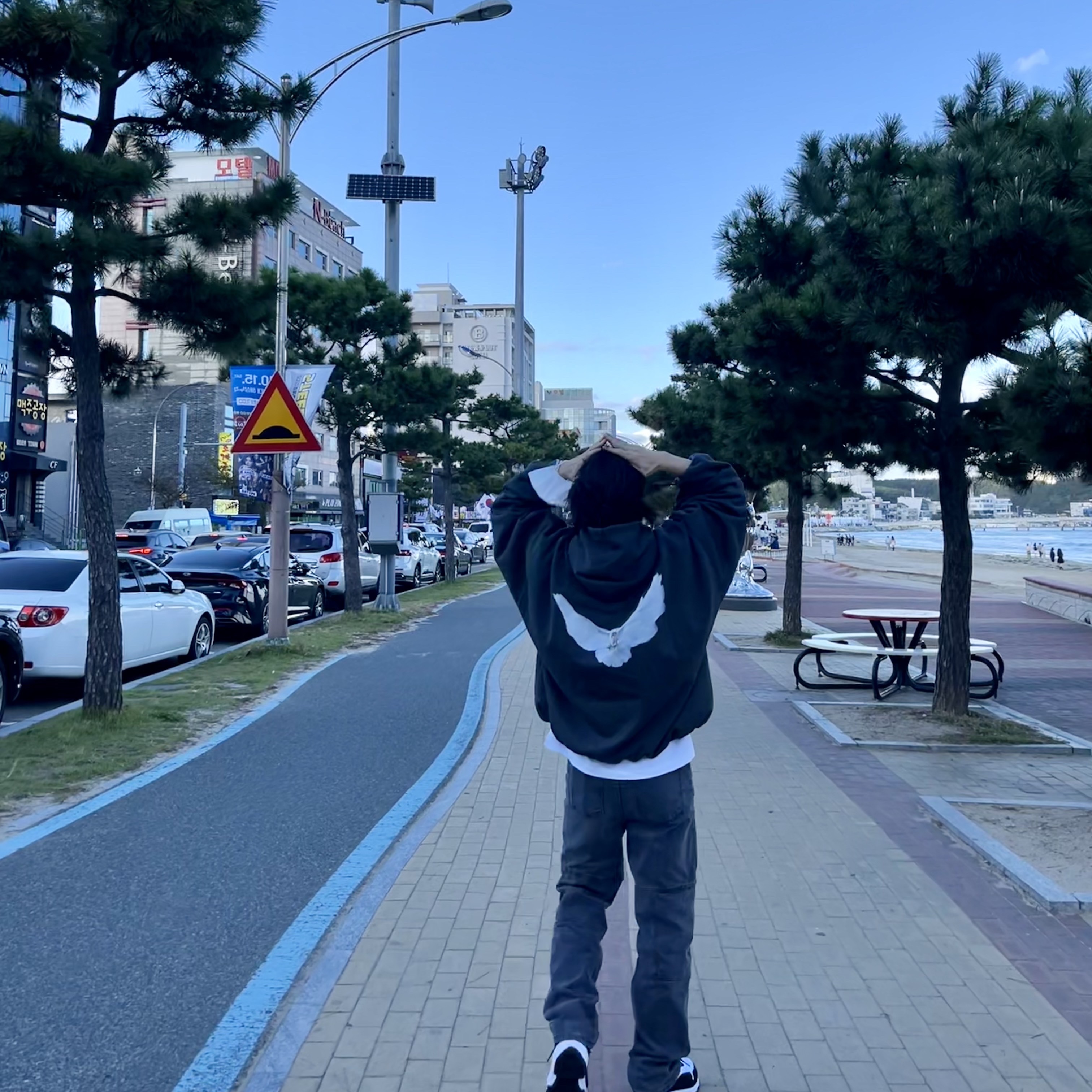 Yeezy Gap Engineered By Balenciaga Dove Hoodie Black, Nike x Comme des Garcons Homme Plus Air Max Sunder SP White Black 착용 스타일