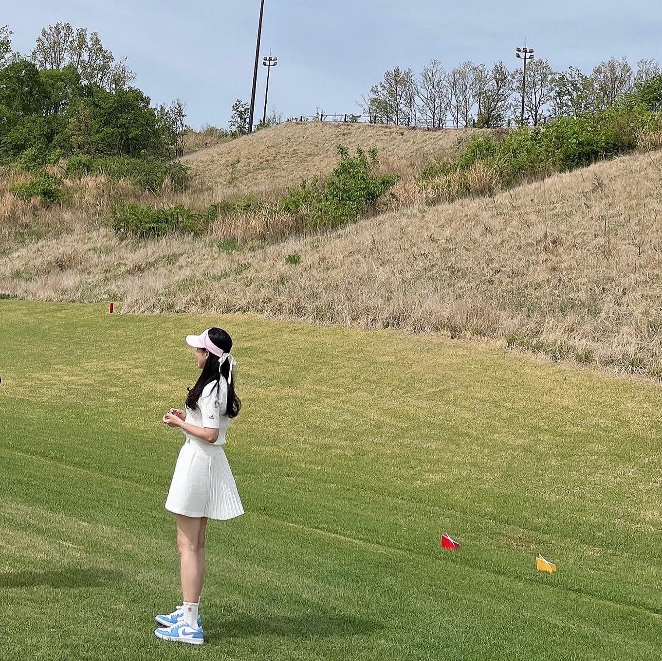 Jordan 1 Low Golf White and University Blue 착용 스타일