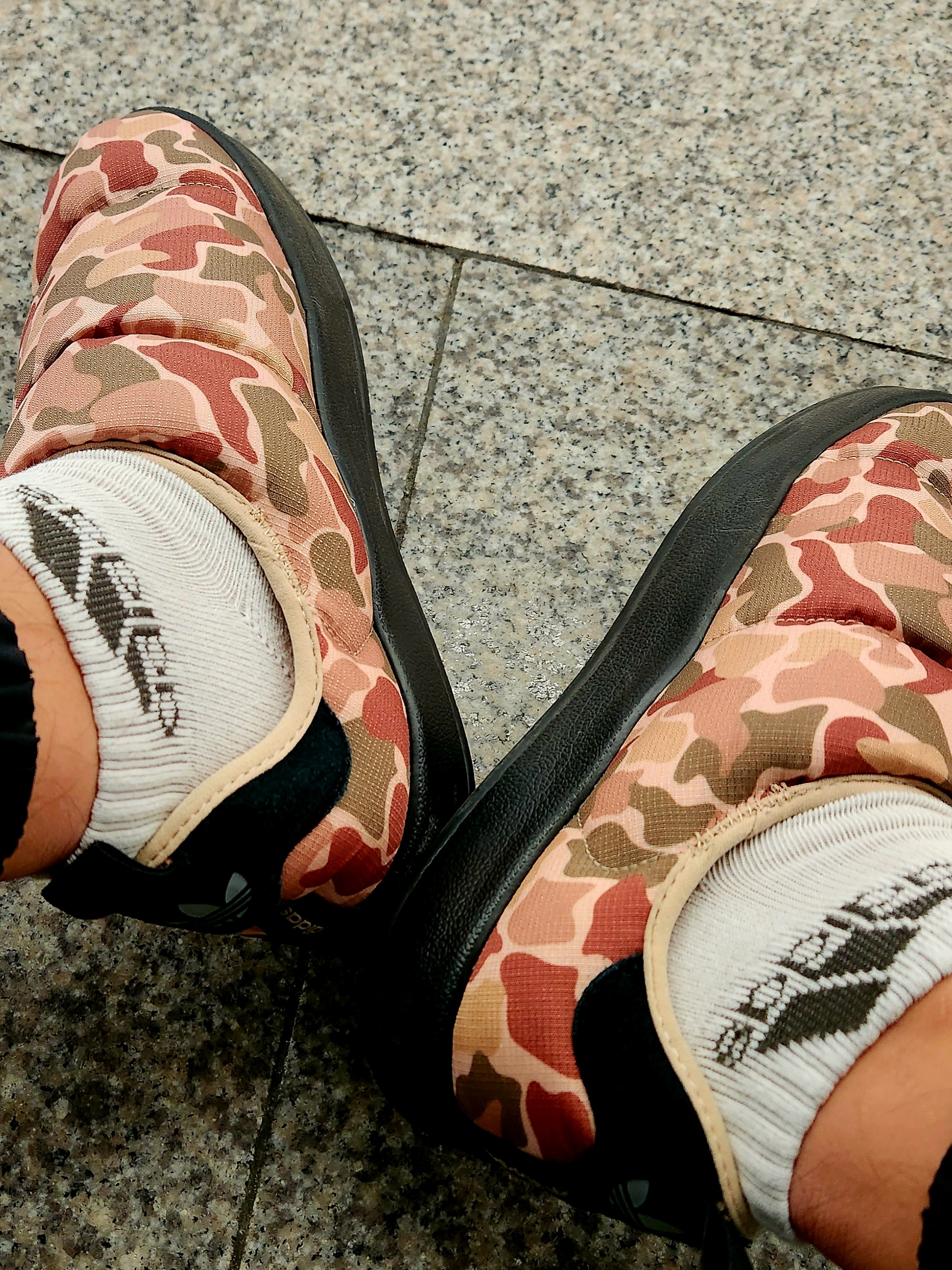 Adidas Puffylette Magic Beige Core Black 착용 스타일 - 4