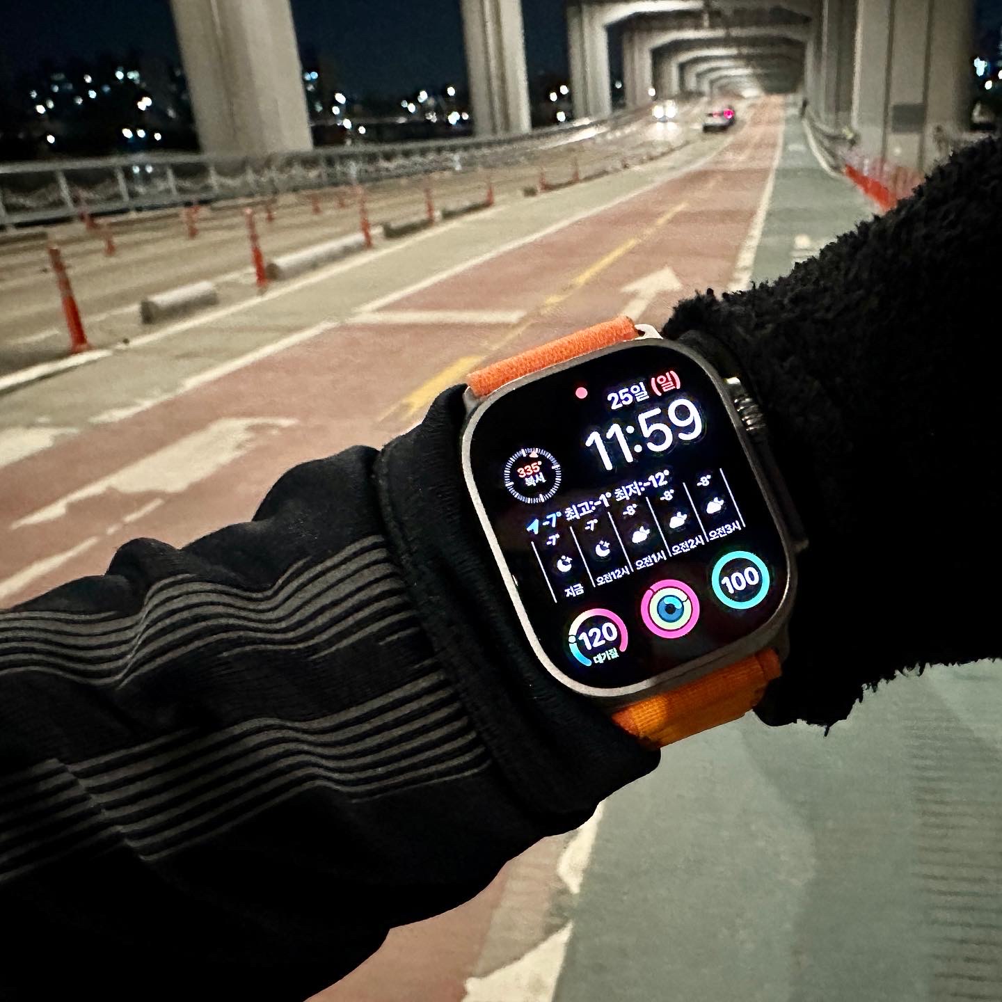 Nike x Undercover Gyakusou ZoomX VaporFly Next% Midnight Spruce, Apple Watch Ultra 49mm Titanium Case with M Alpine Loop Orange (Korean Ver.) 착용 스타일 - 4