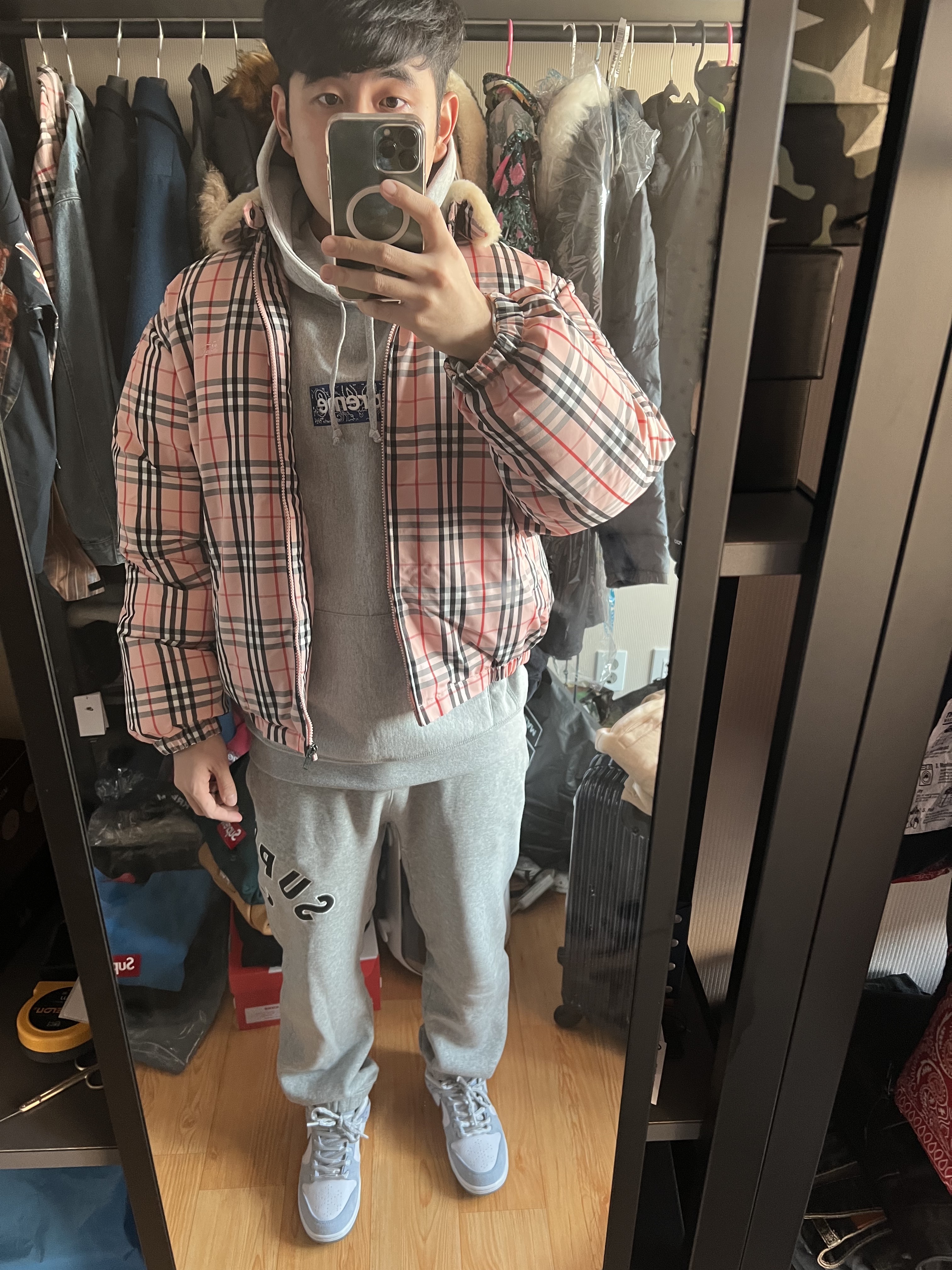 Supreme x Burberry Shearling Collar Down Puffer Jacket Pink - 22SS, Supreme Bandana Box Logo Hooded Sweatshirt Heather Grey - 19FW 착용 스타일