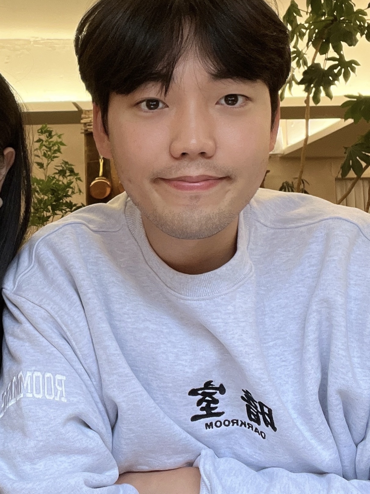 Darkr8m Studio Basic Logo Crewneck Sweatshirt Ash 착용 스타일
