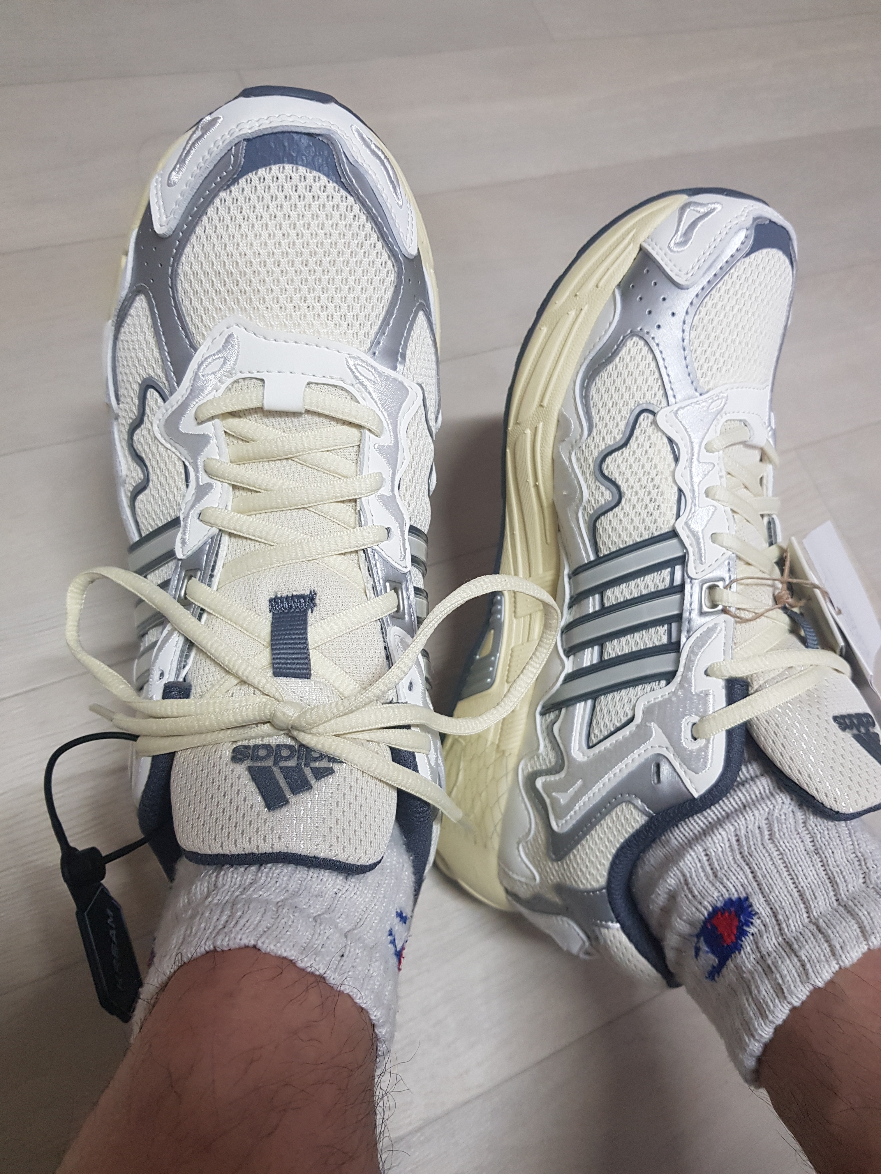 Adidas x Bad Bunny Response CL White Sand 착용 스타일