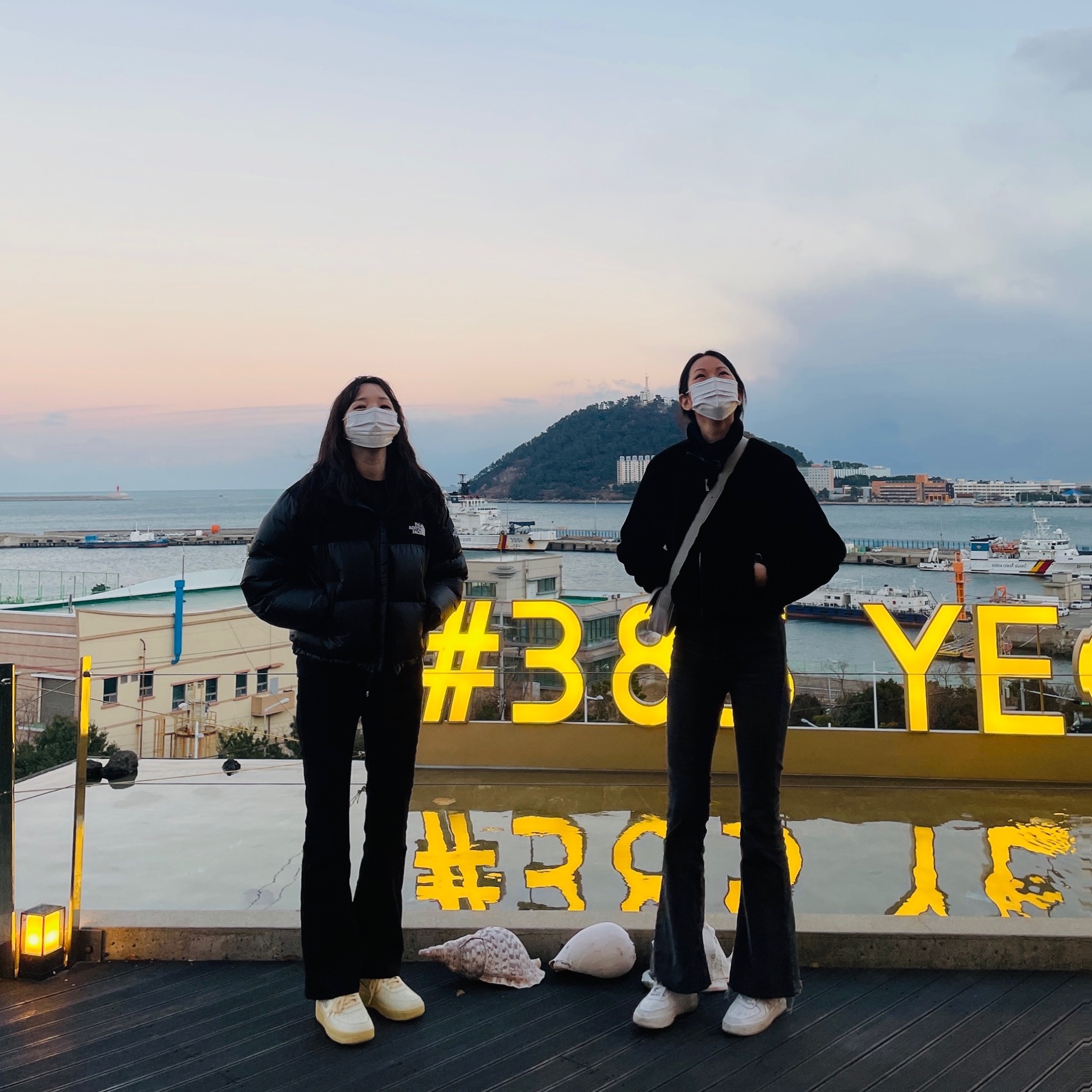 (W) The North Face White Label Novelty Nuptse Down Jacket Black, (W) Nike Air Force 1 '07 LX Coconut Milk and Lemon Wash 착용 스타일 - 2