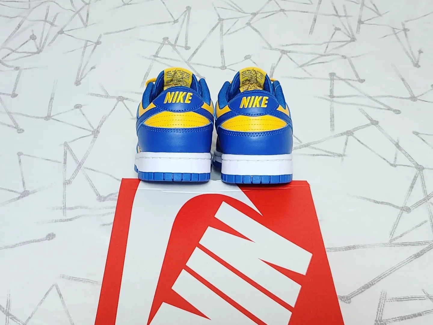 Nike Dunk Low Retro Blue Jay and University Gold 착용 스타일 - 5