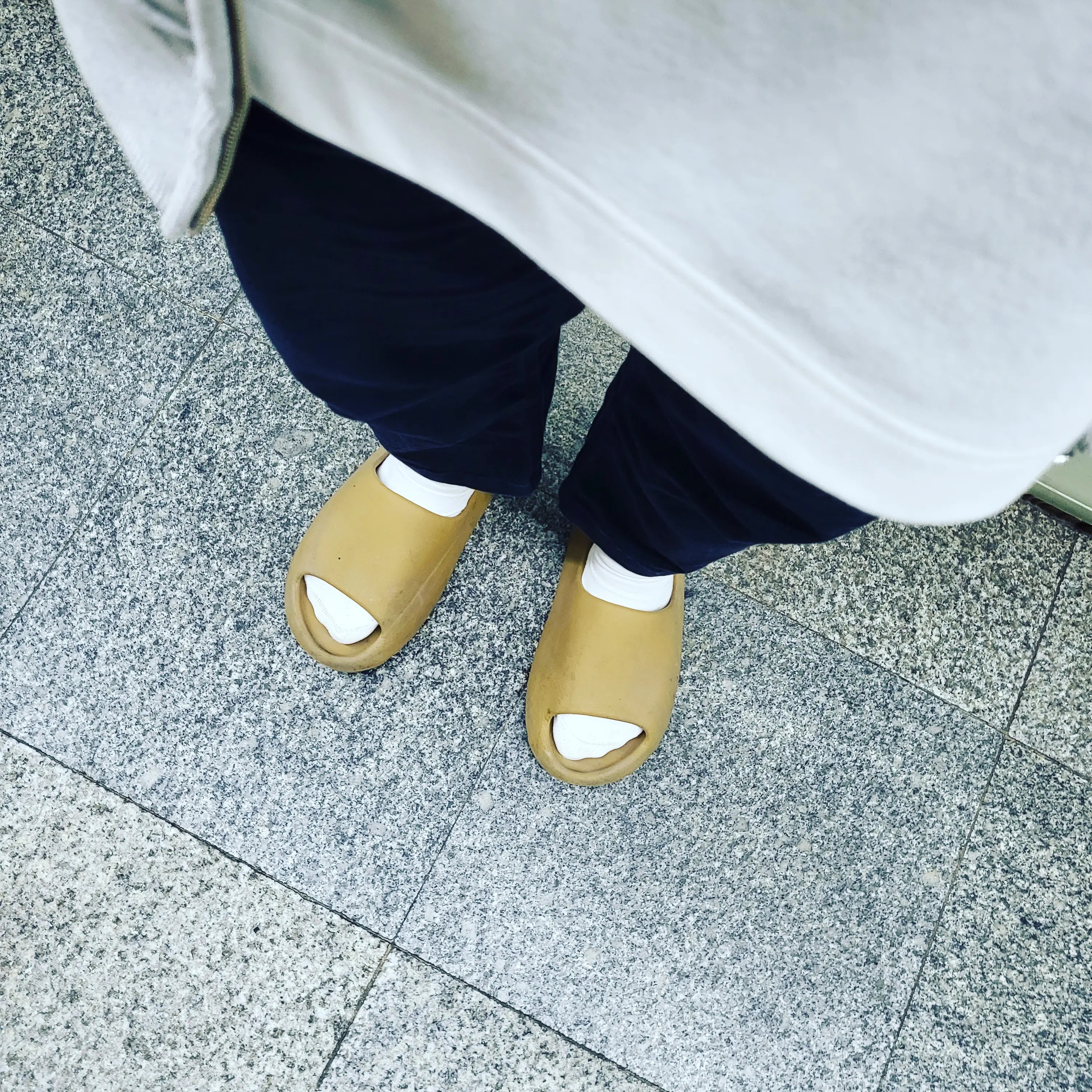 Adidas Yeezy Slide Ochre 착용 스타일