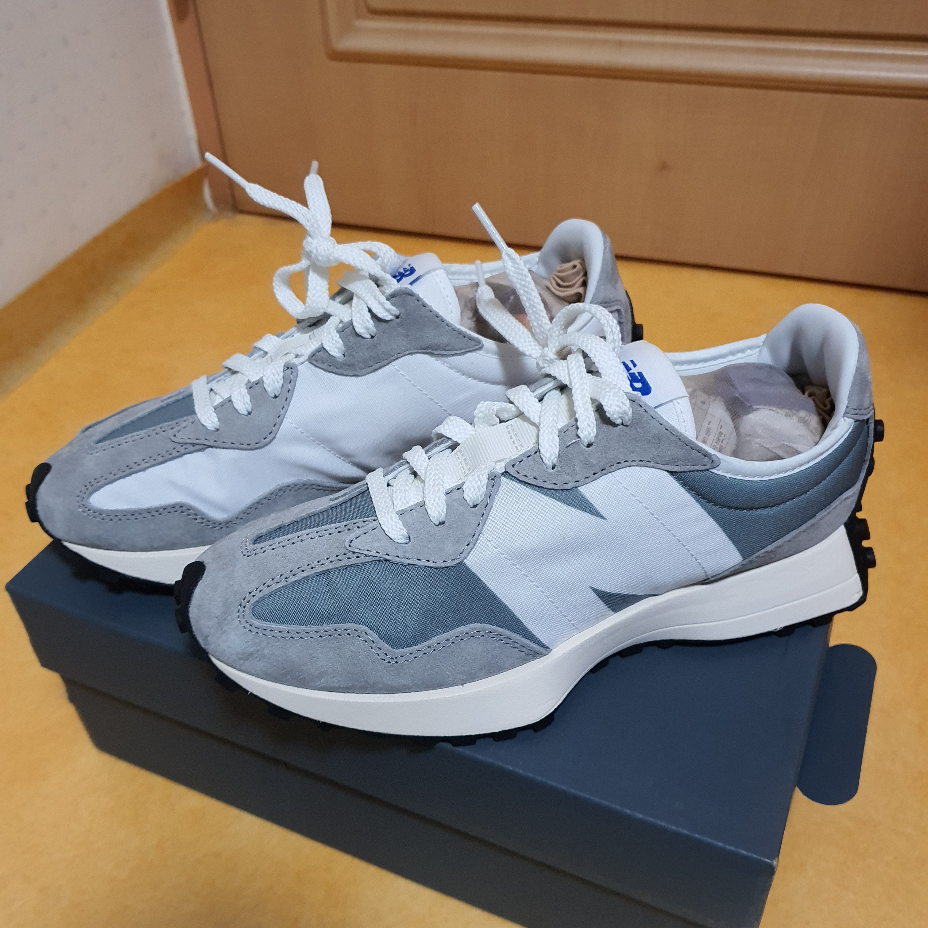 New Balance 327 Grey 착용 스타일