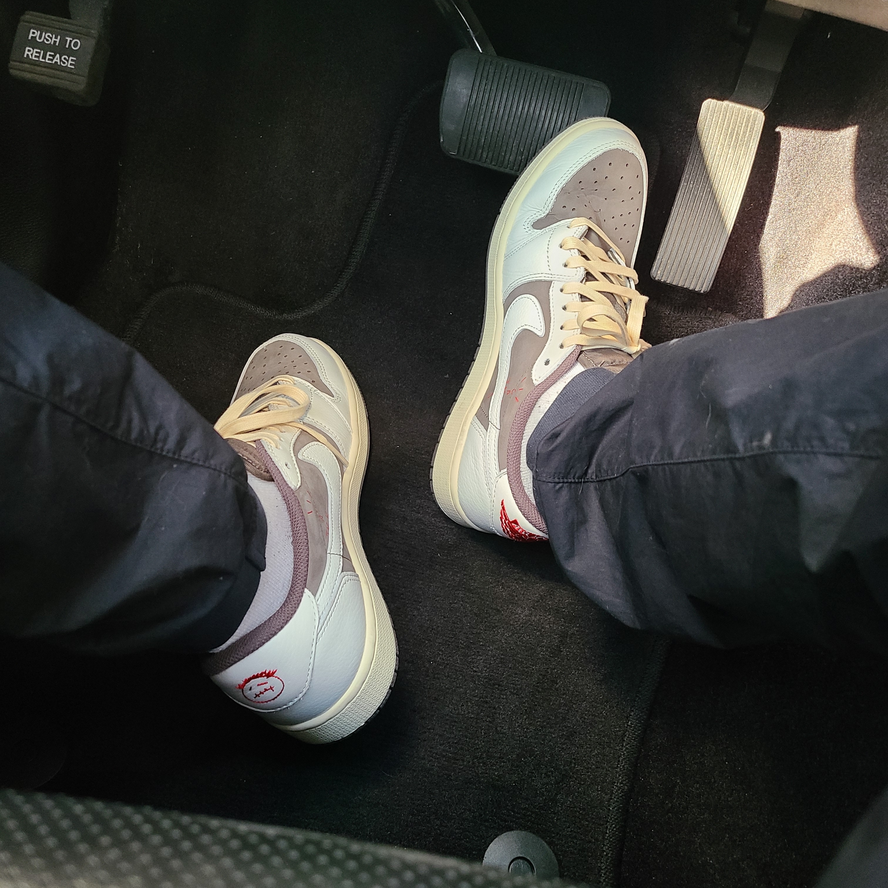 Jordan 1 x Travis Scott Retro Low OG SP Sail and Ridgerock 착용 스타일