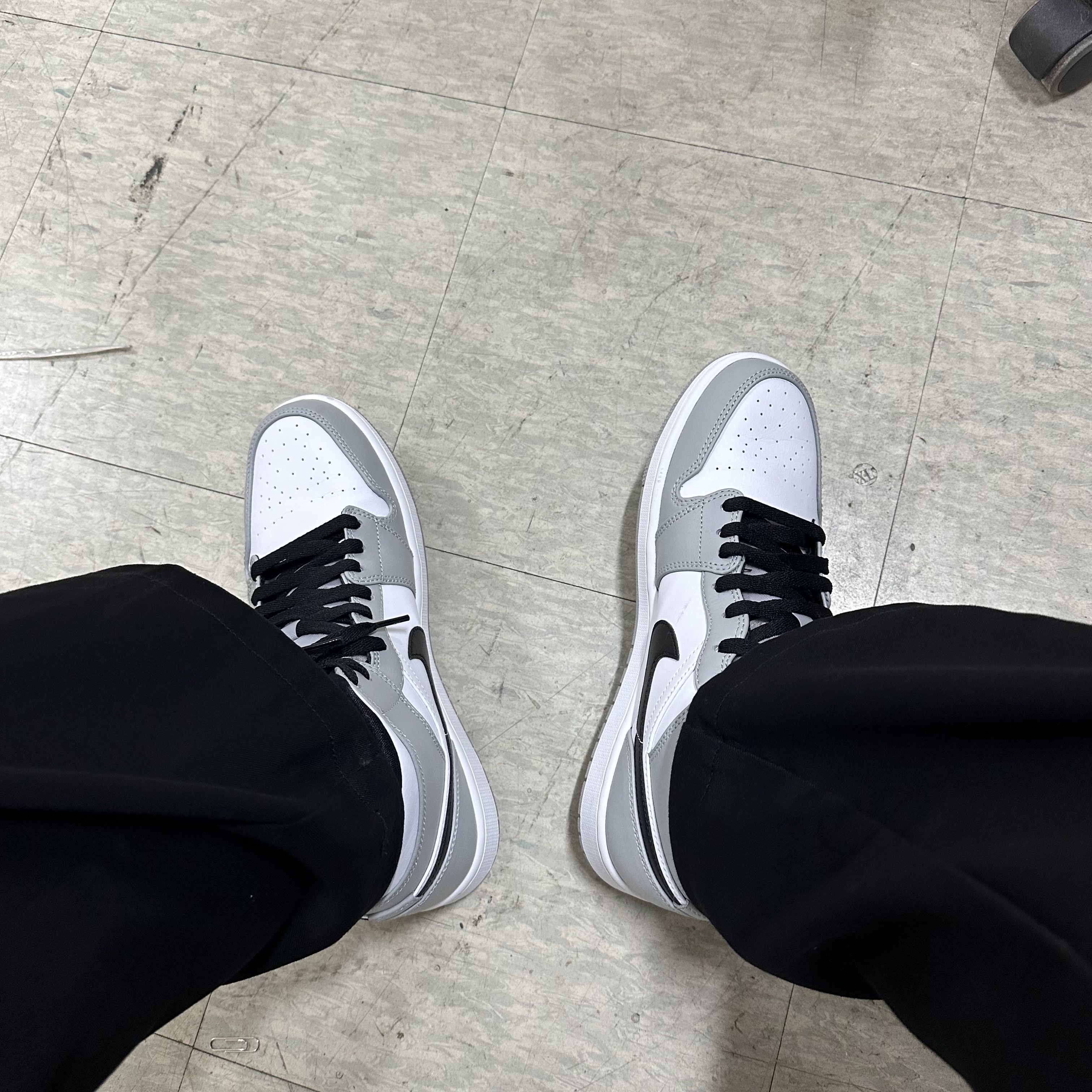 Jordan 1 Mid Light Smoke Grey 착용 스타일