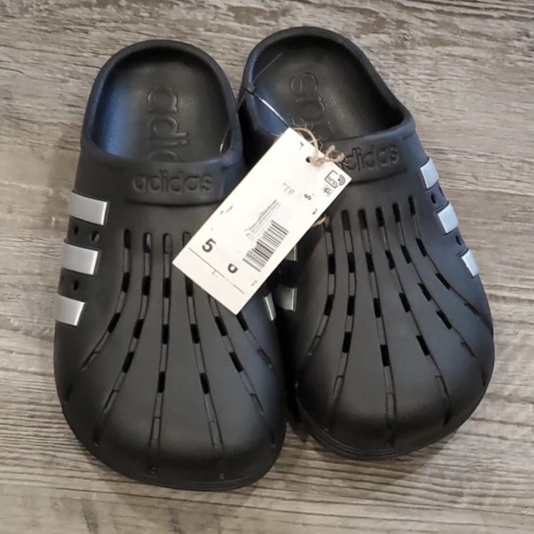 Adidas Adilette Clog Black White 착용 스타일